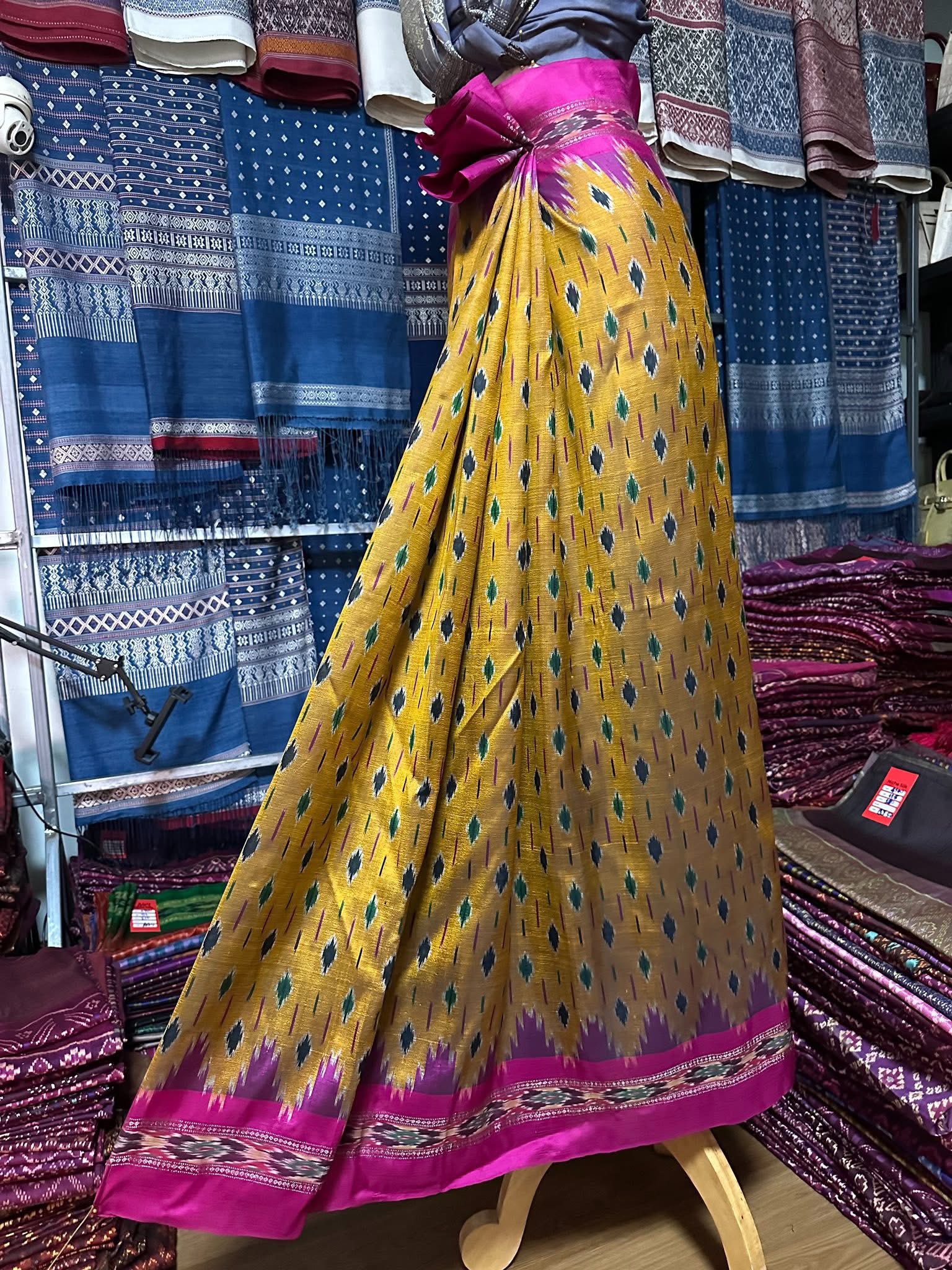 ซิ่น ไหมมัดหมี่ ผ้าปาโตล่า ขนาด 118x210ซม. พื้นสีเหลืองเชิงชมพู รหัส N9-SIL-051768A4