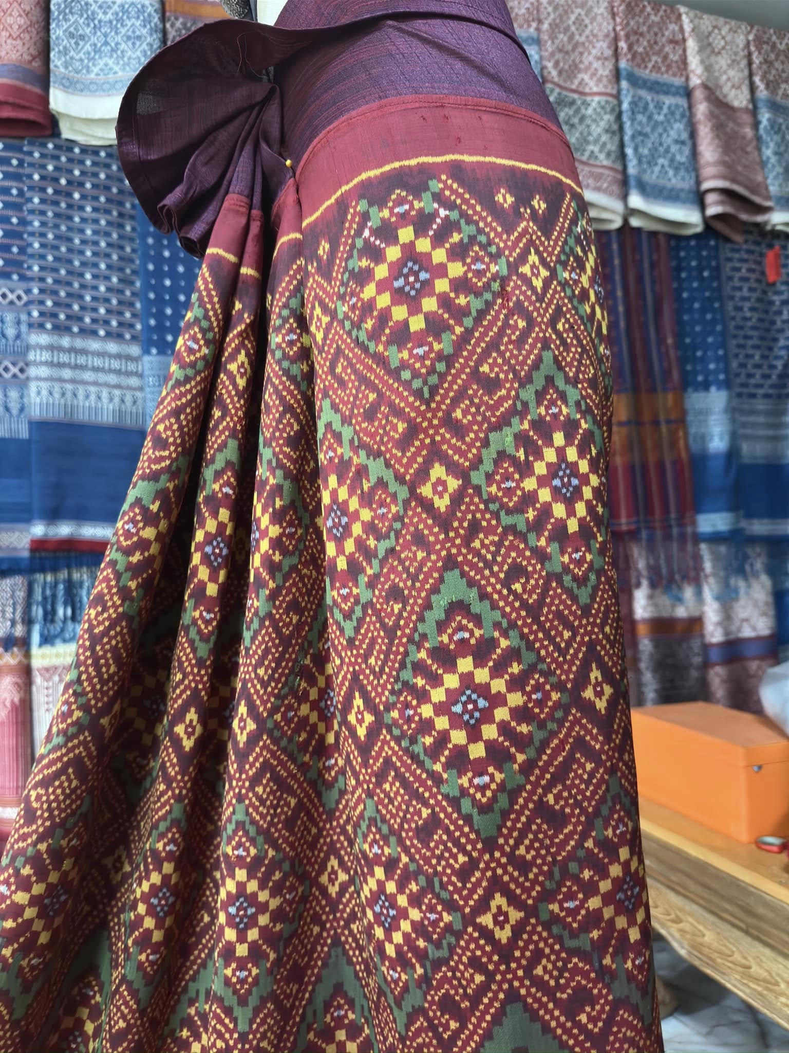 ซิ่น พระตะบอง ผ้าจามทอสามตะกอ ขนาด 115x165ซม พื้นสีม่วงแดง รหัส N9-SIL-AJ5