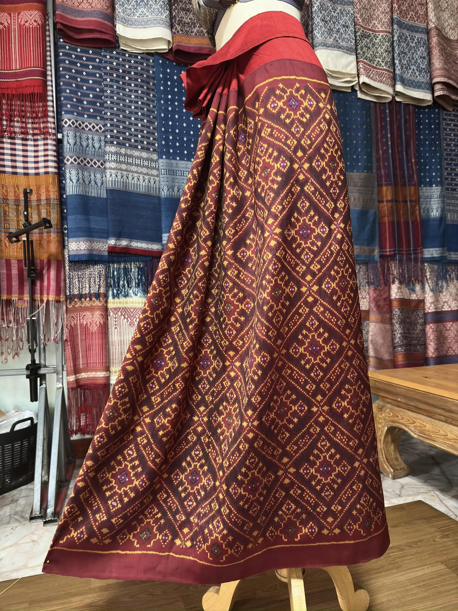 ซิ่น พระตะบอง ผ้าจามทอสามตะกอ ขนาด 115x170ซม พื้นสีแดง รหัส N9-SIL-AJ15