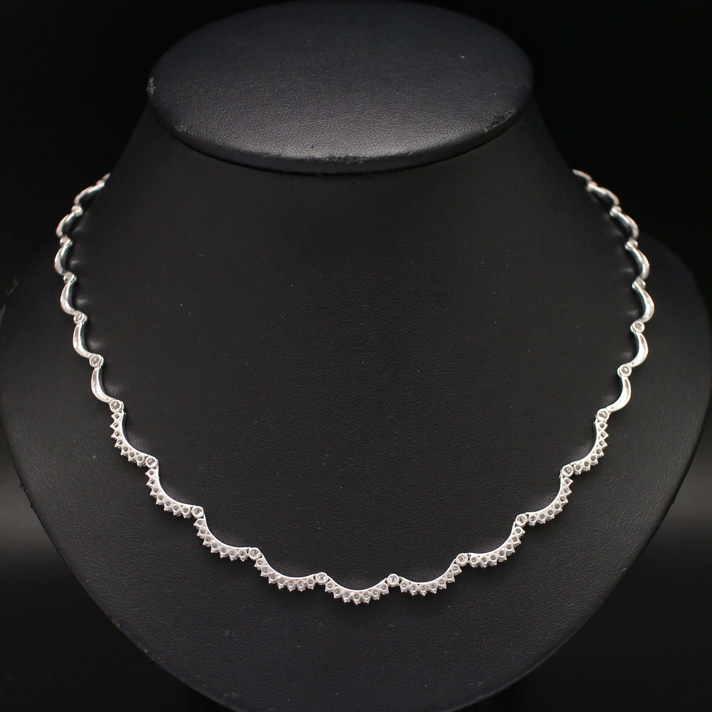 NL25031 สร้อยคอเพชรครึ่งเส้น เพชรแท้ 63 เม็ด 2.52 กะรัต และ 8 เม็ด 0.40 กะรัต ทองแท้ 18k นน.รวม 22.1 กรัม ยาว 18 นิ้ว