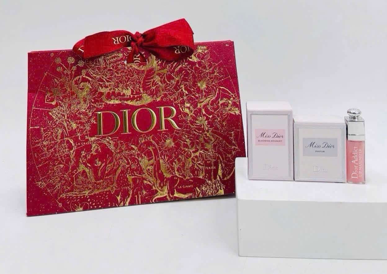 น้ำหอมจิ๋วมินิ Dior SET Mini 1ชุด มี 4 ชิ้น ในชุดประกอบด้วย Paper bag - Miss Dior parfum 5ml - Miss Dior blooming bouquet 5ml - addict lip maximizer #001PINK 2ml