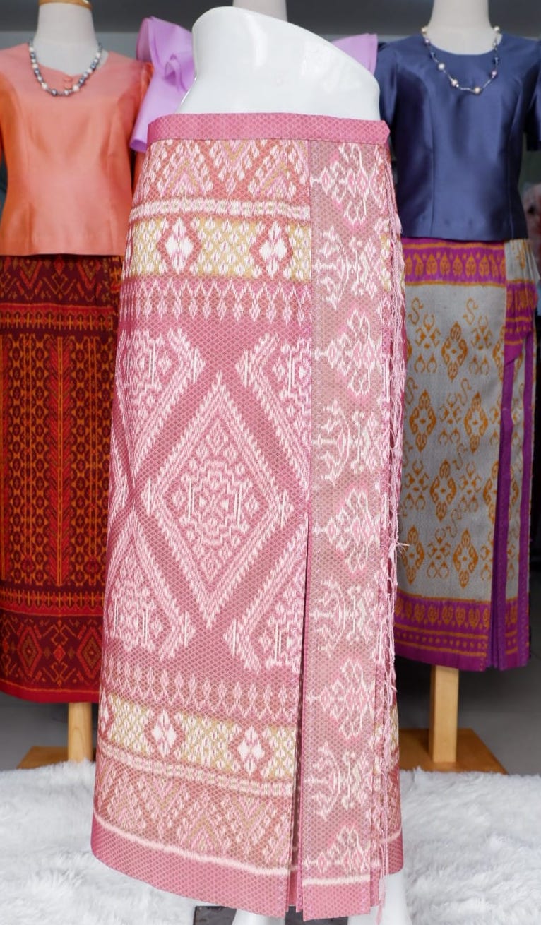 สั่งตัดเย็บ กระโปรงผ้าไหม ตัดเป็นหน้านางข้างทวิต พร้อมแต่งชายครุย (ไม่รวมผ้า) รหัส CUT-PT004