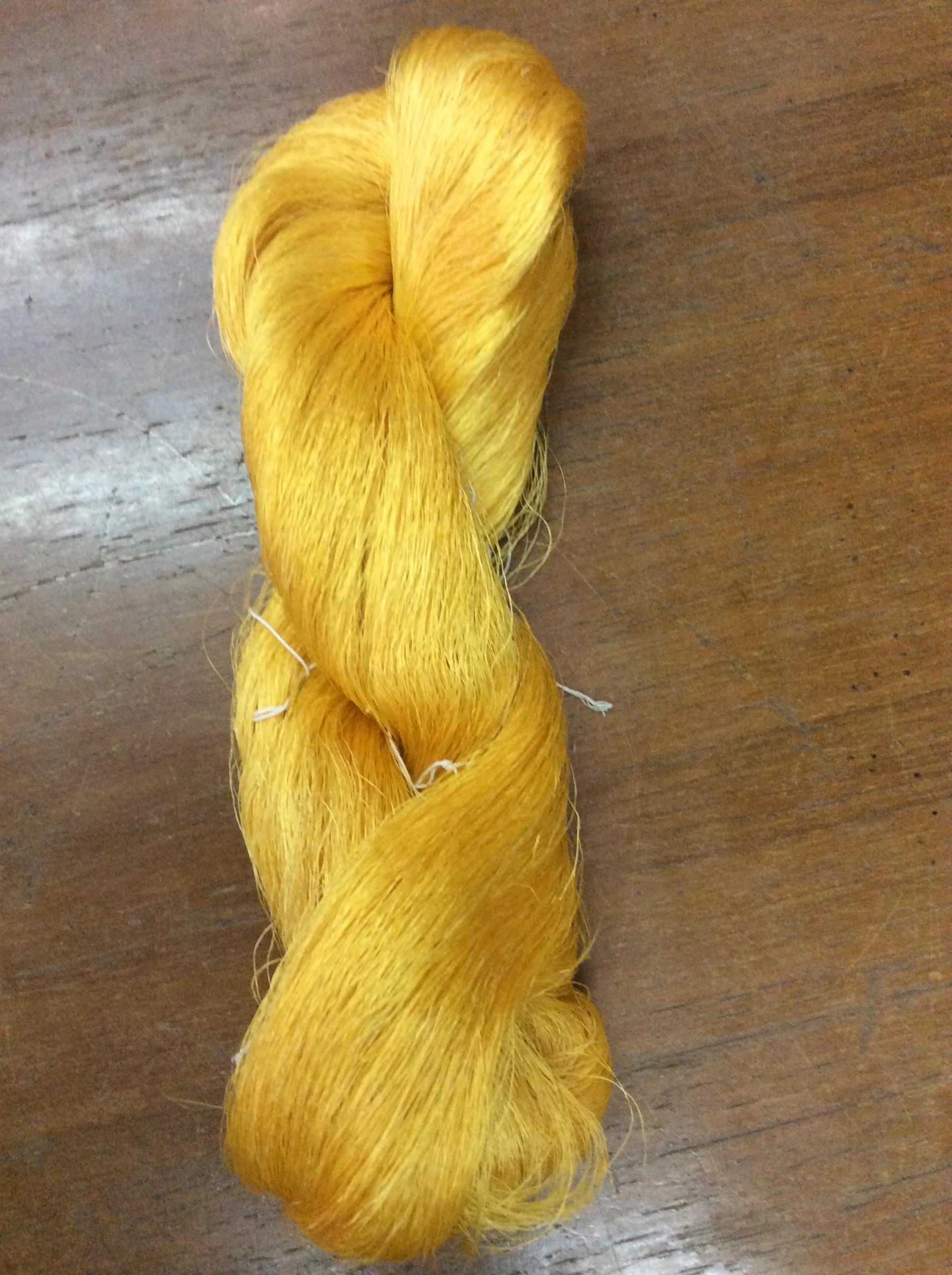 เส้นไหมดิบสีเหลือง สาวมือ (1หน่วย หมายถึง 1 กิโลกรัม) รหัส 76-3-09186715