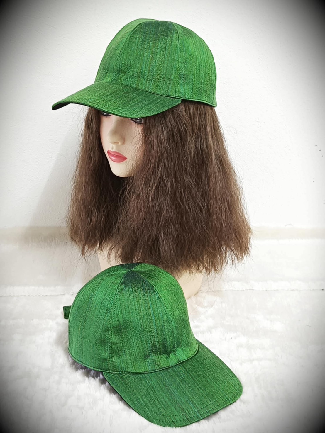 หมวก Cap ไหมแท้ เนื้อไหมลืบมีขี้ไหม ผิวสัมผัสหยาบนุ่ม ปรับไซส์ได้ สีเขียว รหัส WH-116-HD0830682