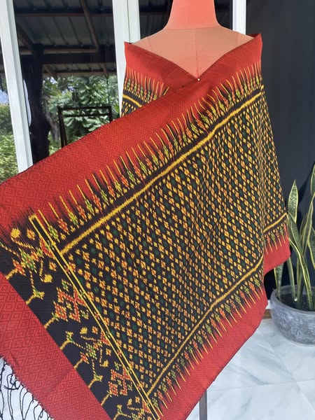 ผ้าคลุมไหล่ ผ้าไหมทอยกดอก ขนาด 60x200ซม.ลายอภัสรา มีหน้านางชายครุย ท้องผ้าสีเขียวเชิงแดง รหัส L5A-30-0826682