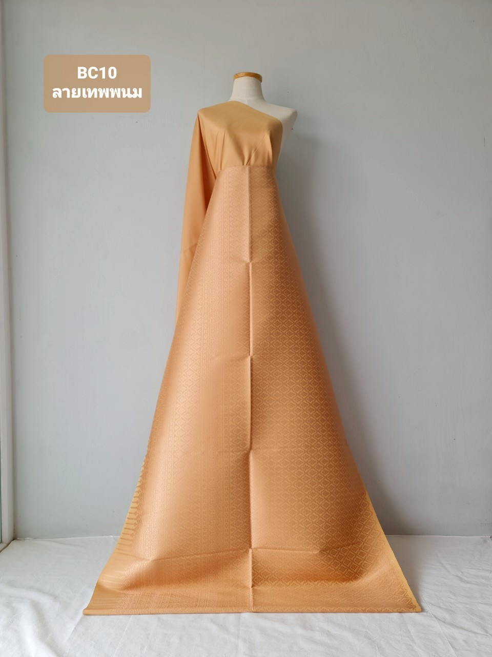 (ผ้าชุด)ไหมยกสุรินทร์ ขนาด 1x4เมตร (ลาย 2เมตร+สีพื้น 2เมตร) ลายเทพพนม สีส้ม รหัส N10-119-06046828