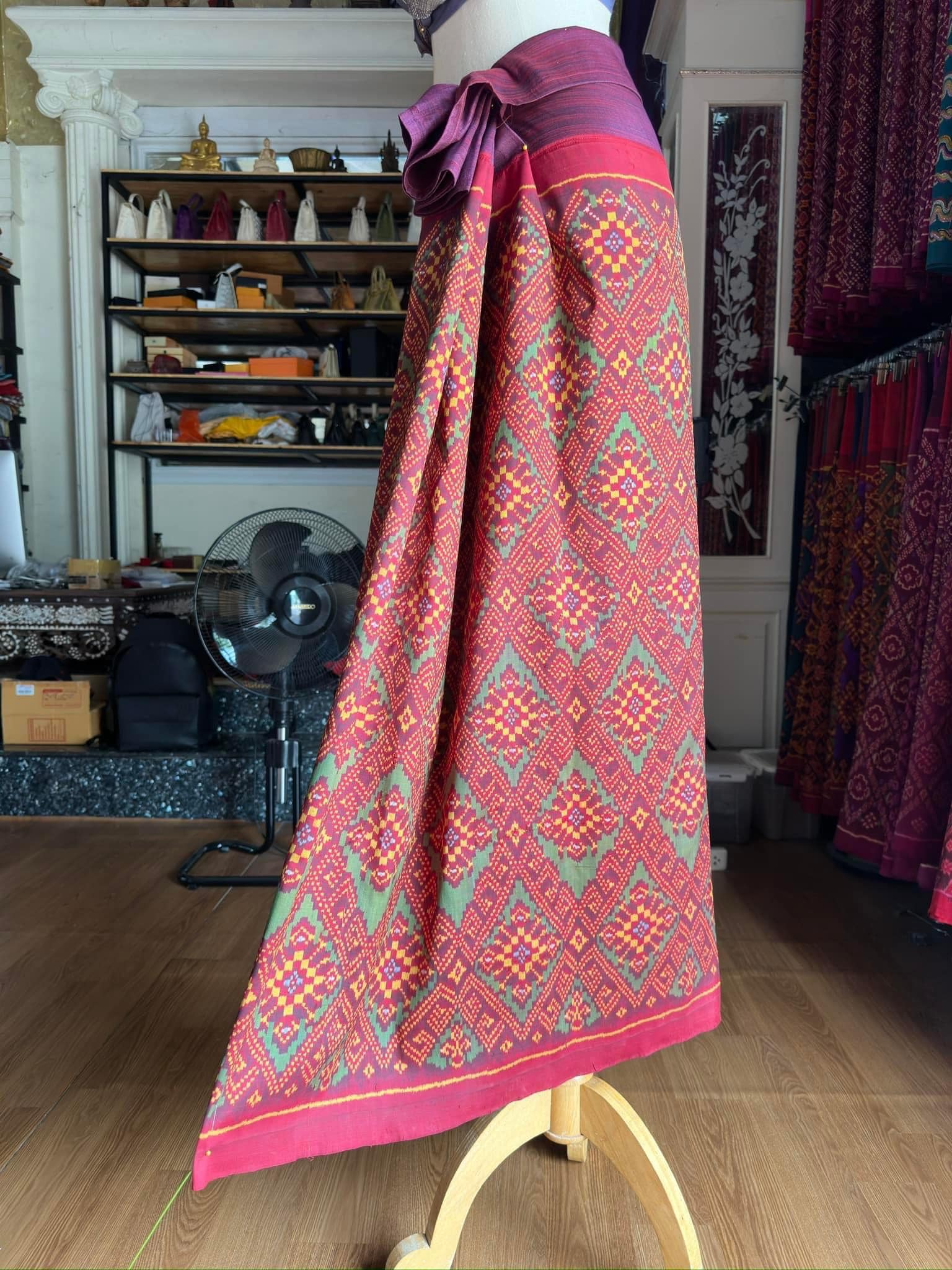 ซิ่น ไหมมัดหมี่รุ่นพิเศษ งานทอ 3ตะกอ ขนาด 115x165ซม สีม่วง รหัส N9-SIL-JA4