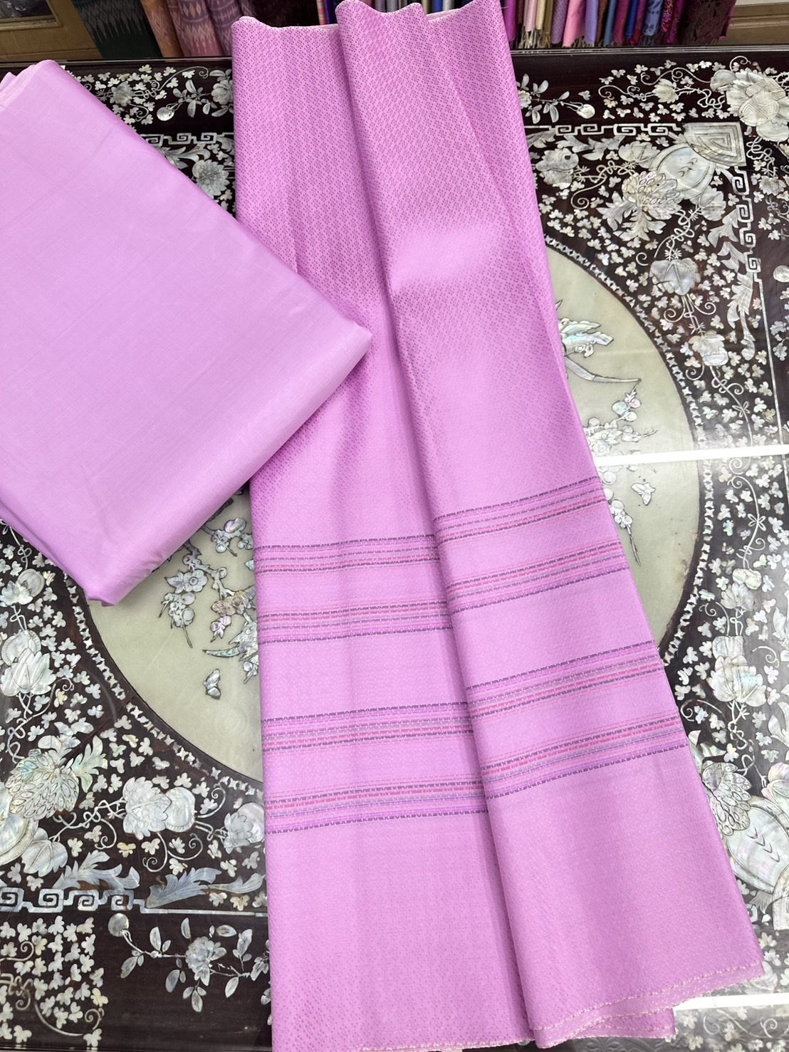 (ผ้าชุด)ไหมสีพื้นมีเชิง (ผ้าพื้น2หลา+ผ้าซิ่น2หลา) เฉดสีชมพูกลีบบัว รหัส B7C-ST-0226681