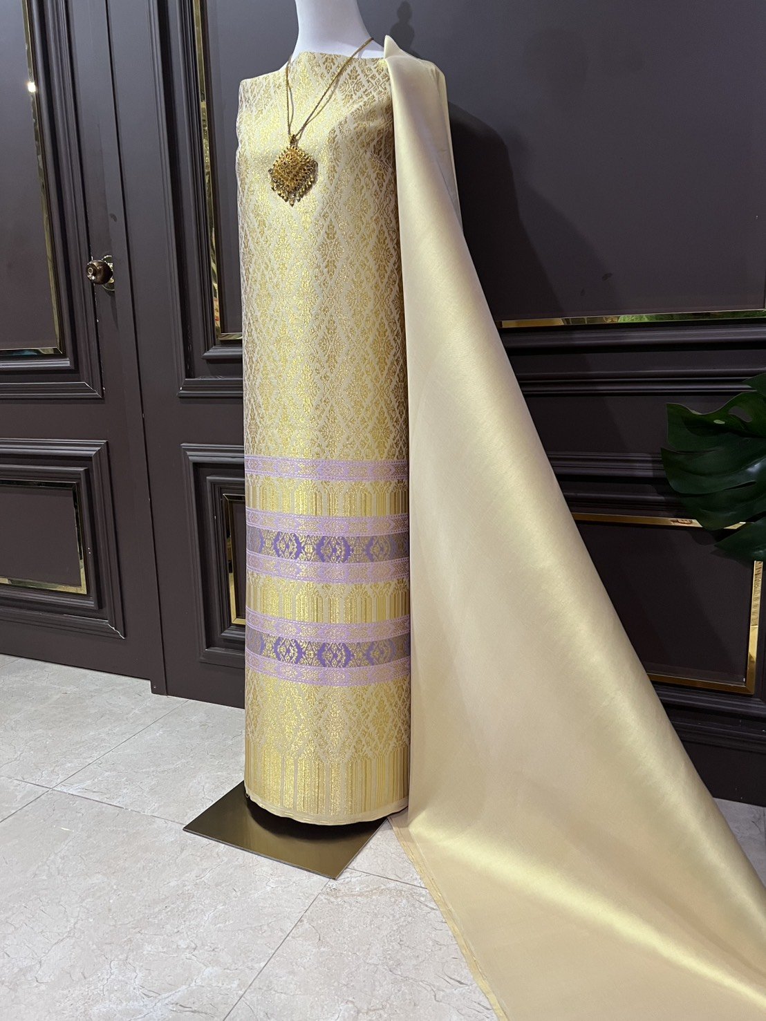 (ผ้าชุด)ผ้าไหมยกดอกลำพูน เกาะเชิงดิ้นทอง ขนาด 1.02x4.30เมตร ลายราชสำนัก พื้นสีเหลืองทอง รหัส N90-29-R0018