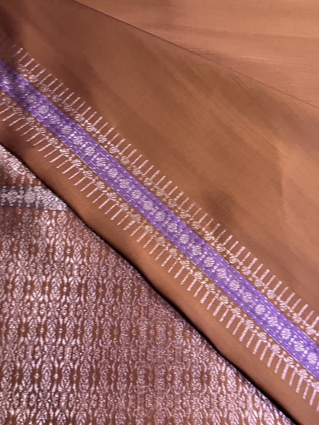 (ผ้าชุด)ผ้าไหมยกดอกลำพูน เกาะเชิงดิ้นชมพู ขนาด 1.02x4.35เมตร ลายชะเอมเทศ พื้นสีน้ำตาลทอง รหัส N90-29-R0012