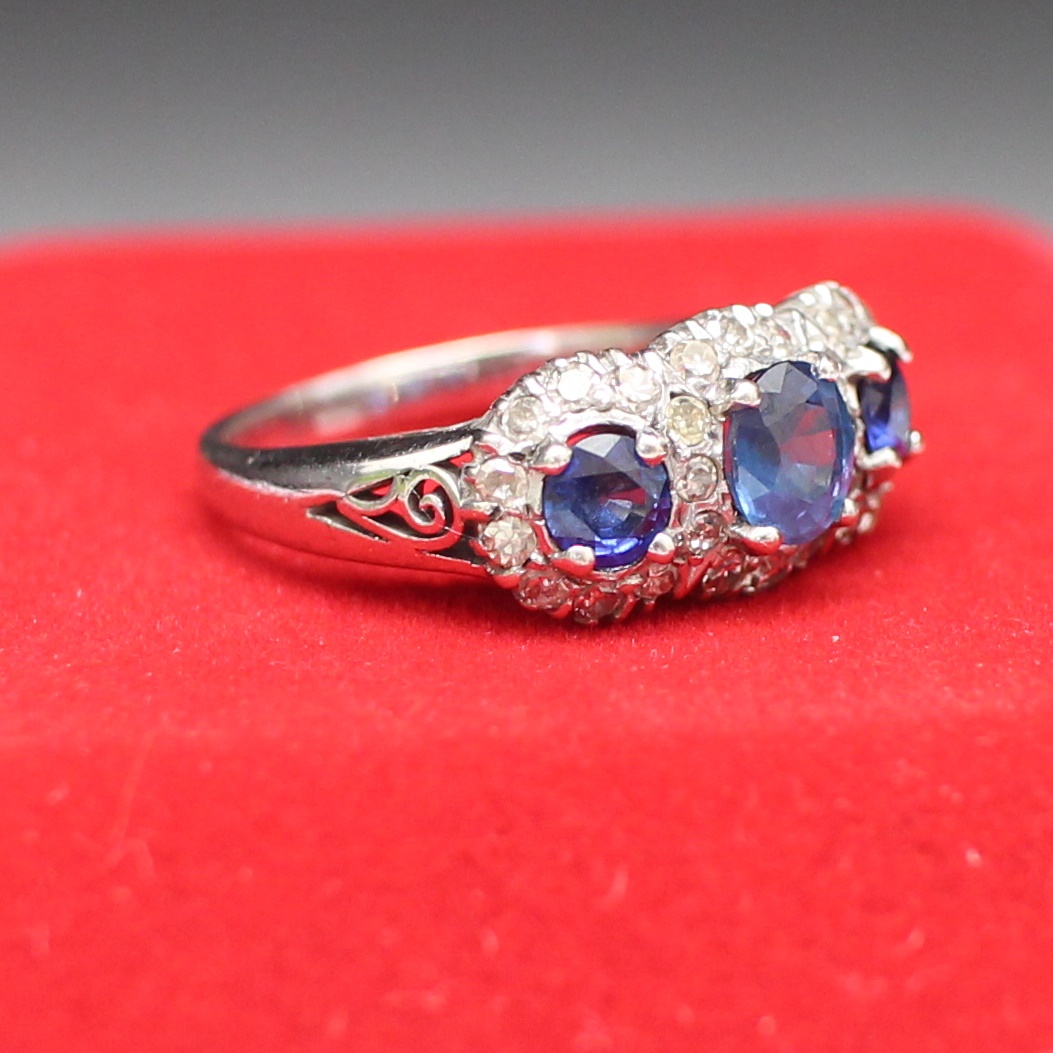 RG250186 แหวนไพลินแถวล้อมเพชร เพชรแท้ 0.28 กะรัต ตัวเรือนปาหะ นน.รวม 3.2 กรัม ขนาดแหวน 49