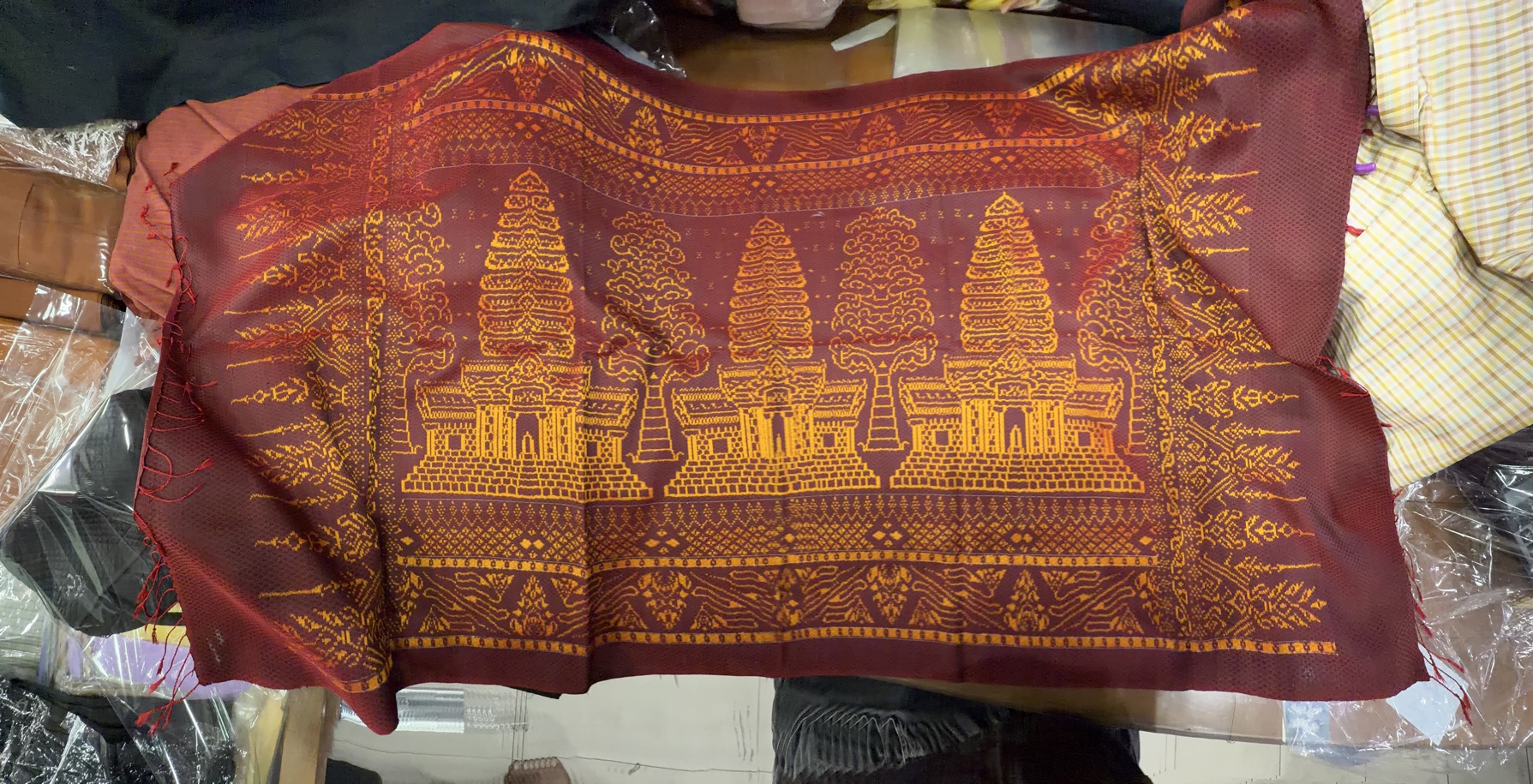 ซิ่น ผ้าไหมมัดหมี่ ไหมแท้ เนื้อยกดอก มีชายครุย ขนาด 1x2มตร ลายปราสาทตาควาย สีแดงเม็ดมะขาม รหัส M2A-AA-111768