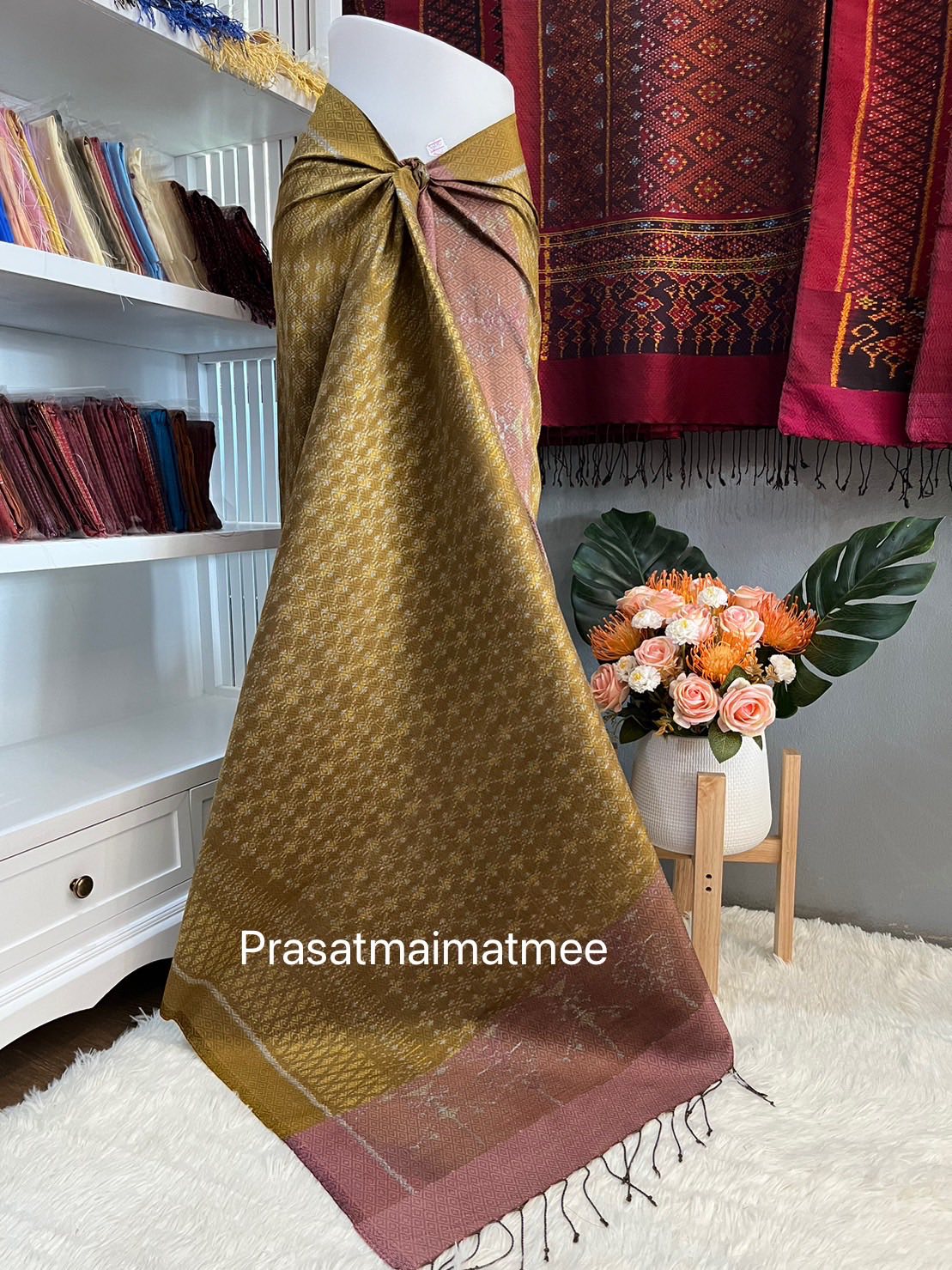 ซิ่น ผ้าไหมมัดหมี่ 5ตะกอ ขนาด 1x2เมตร ลายปะโบ มีหน้านางชายครุย พื้นสีเขียวอมเหลือง รหัส L9A-PS-05076835