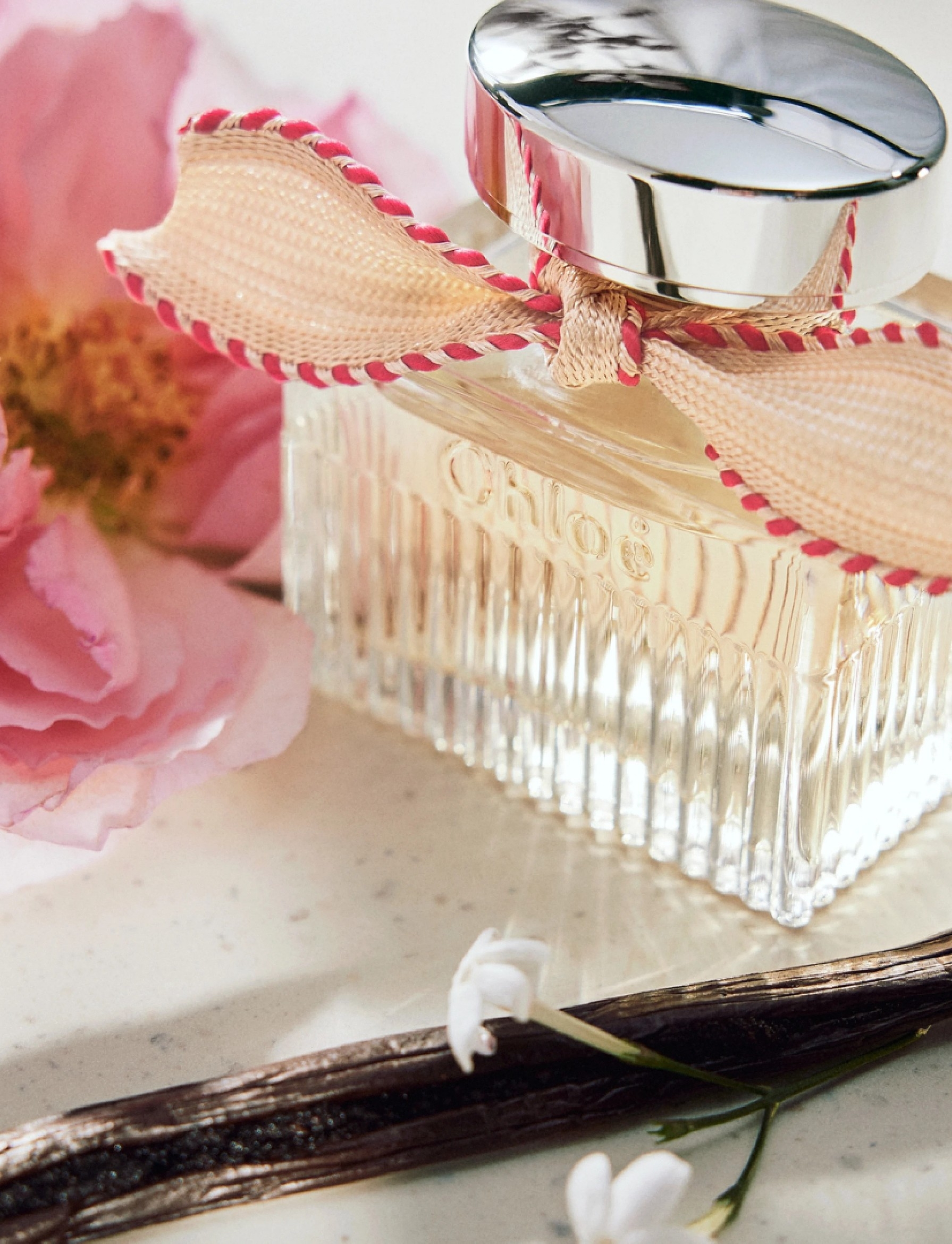 น้ำหอมจิ๋วมินิ Chloe Signature L'Eau de Parfum Lumineuse 5ml แบบแต้มมีกล่อง ( Mini Perfume น้ำหอมขนาดพกพา) น้ำหอมจิ๋วมินิ ขวดน่ารัก ตั้งโชว์ก็สวย พกพาก็สะดวก หัวแต้มตามจุดชีพจร