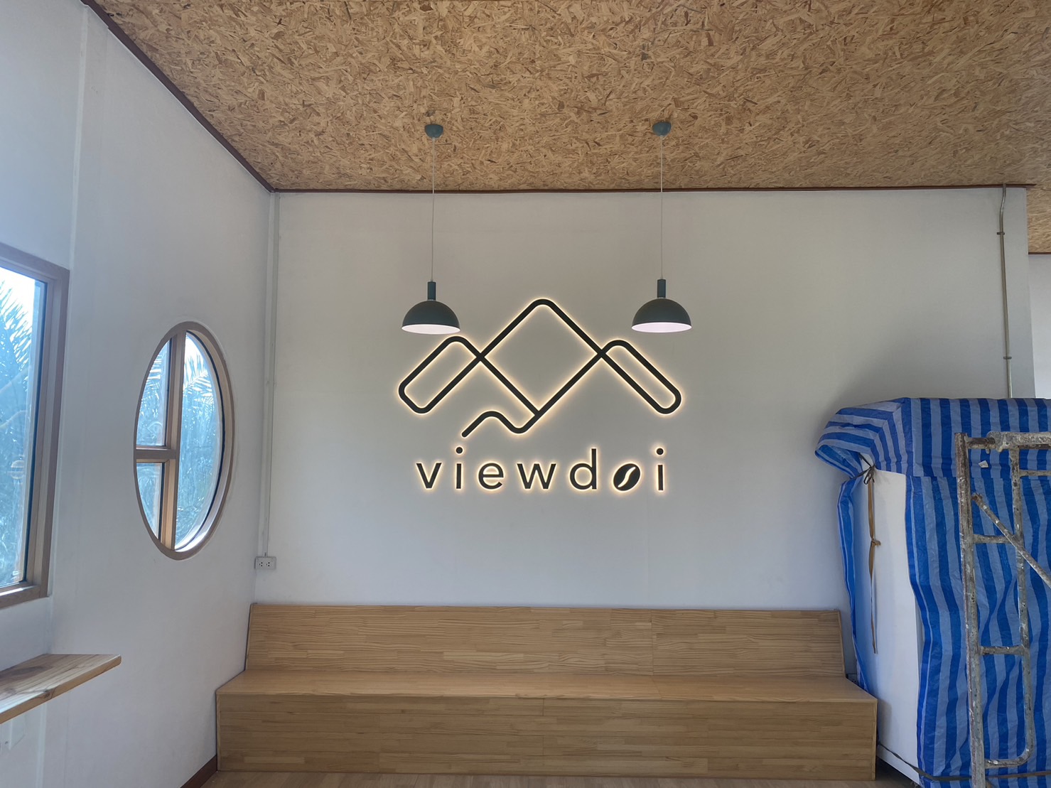 #ป้ายพาสวู๊ดทำสีเขียวไฟออกหลัง