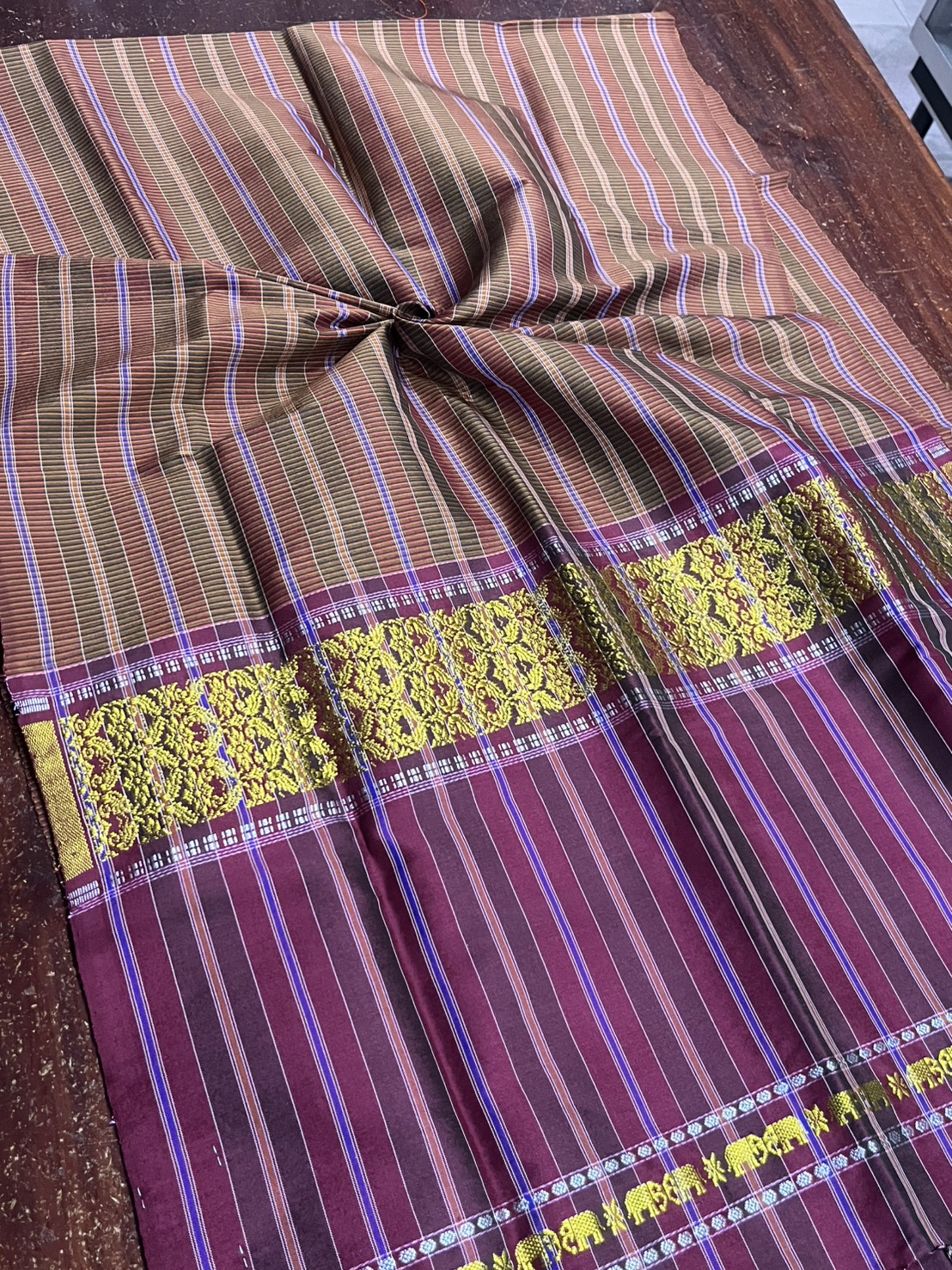 ผ้าขาวม้า ไหมแท้ ยกขิดดิ้นลายช้าง มีชายครุย ขนาด 65X200ซม. รหัส R4E-NY-3