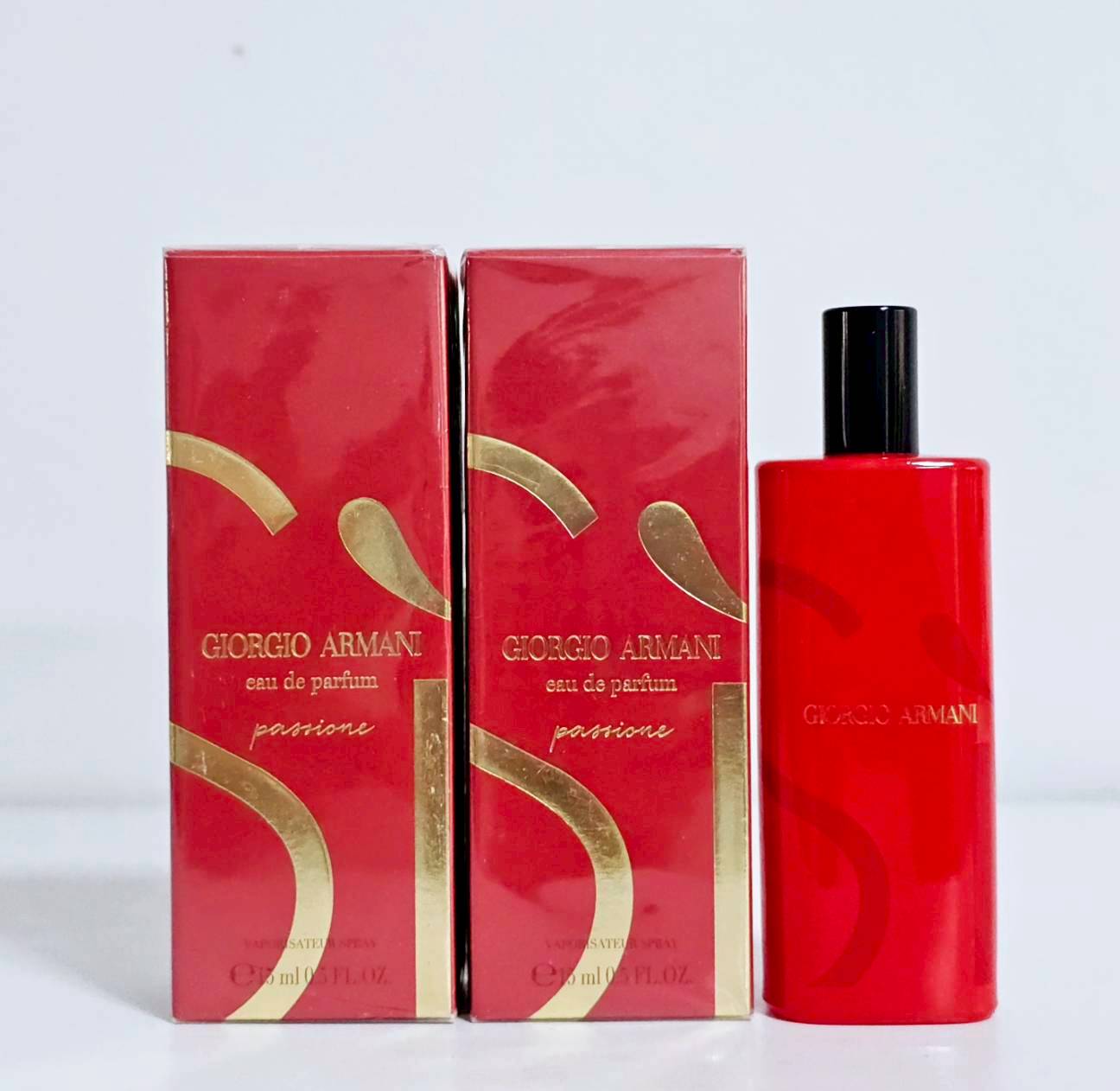 น้ำหอมจิ๋วมินิ Giorgio Armani Si Passione eau de parfum for woman 15ml แบบสเปรย์แพ็คใหม่ 2025 ( Mini Perfume น้ำหอมขนาดพกพา) น้ำหอมจิ๋วมินิแบบทดลองแบบสเปรย์ พกพาก็สะดวกใช้ฉีดตามจุดชีพจร