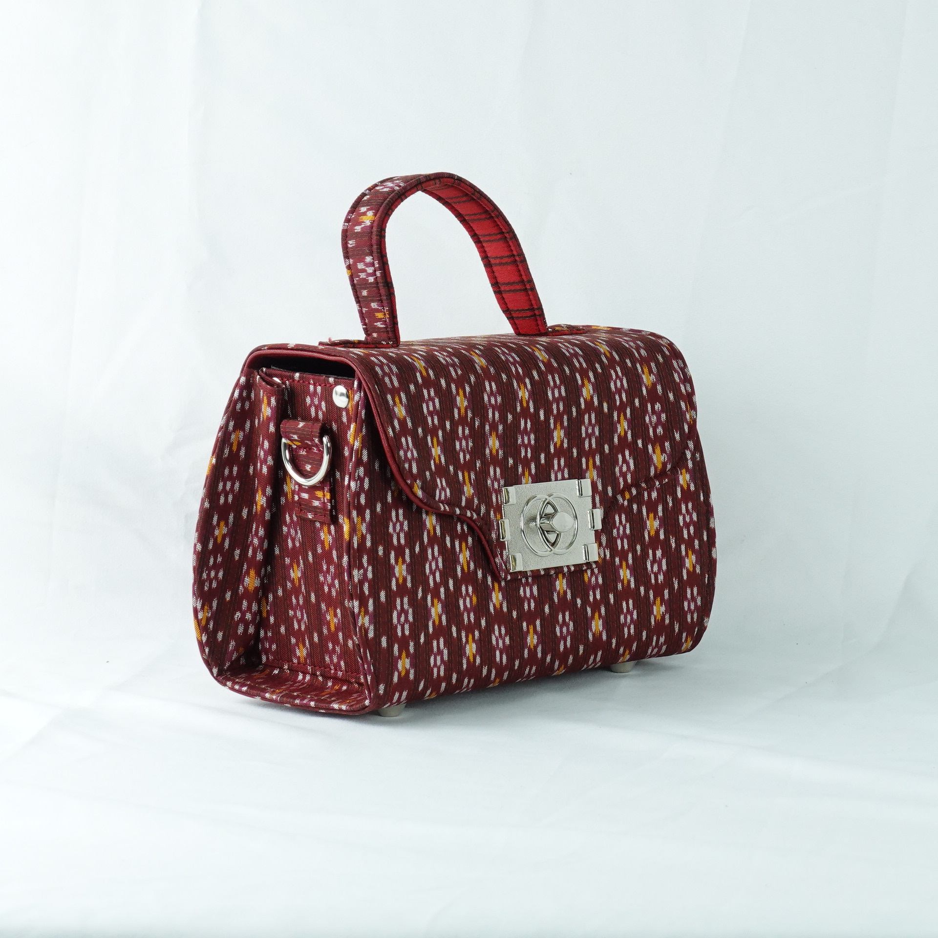 กระเป๋าถือผ้าไหมทรงกล่องฝาพับ ขนาด 21x13x10ซม.ความสูงหูจับ 7ซม. สีน้ำตาลแดง รหัส GLA-TT-060468146