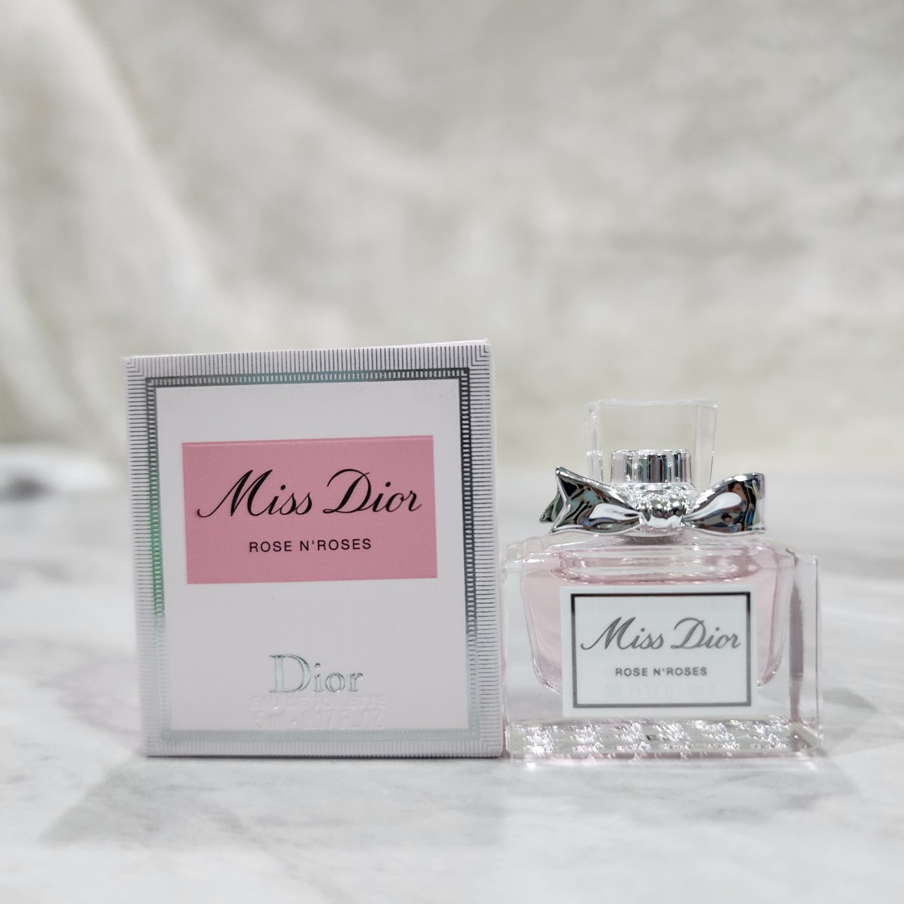 น้ำหอมจิ๋วมินิ Dior Miss Dior Rose N'Roses 5ml แบบแต้มมีกล่อง ( Mini Perfume น้ำหอมขนาดพกพา) น้ำหอมจิ๋วมินิ ขวดน่ารัก ตั้งโชว์ก็สวย พกพาก็สะดวก หัวแต้มตามจุดชีพจร