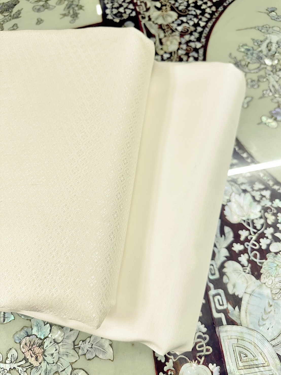 (ผ้าชุด)ไหมสีพื้น ตัดได้1ชุด (ผ้าพื้น 2เมตร+ผ้าซิ่น 2เมตร) สีครีมขาว รหัส BC B6-0180+C-60101