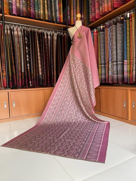 (ผ้าชุด)ผ้าไหมมัดหมี่สุรินทร์ ขนาด 1x4 เมตร (ผ้าลาย 2เมตร+สีพื้น 2เมตร) พื้นสีชมพูม่วง รหัส L8A-MD-1120682