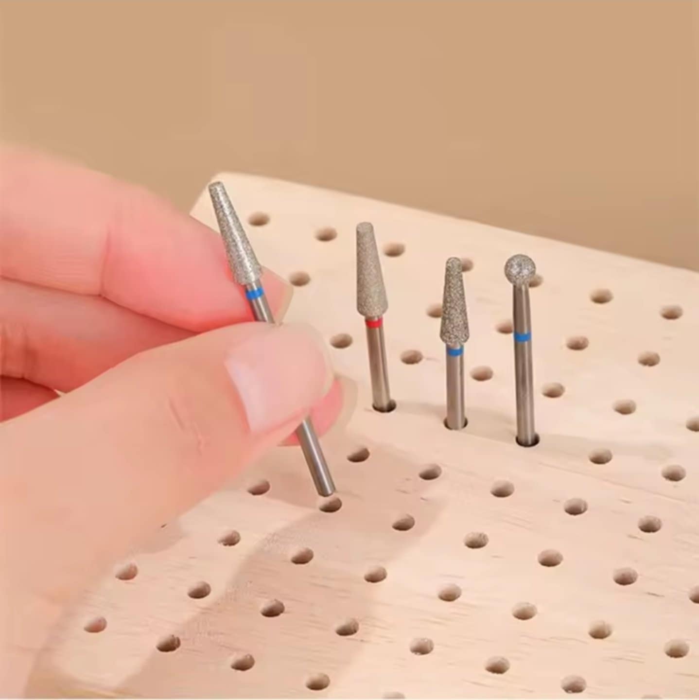 แท่นจัดระเบียบหัวเจียรเล็บ กล่องไม้เสียบหัวเจียร บล็อกใส่หัวเจียร ขนาด10x10cm