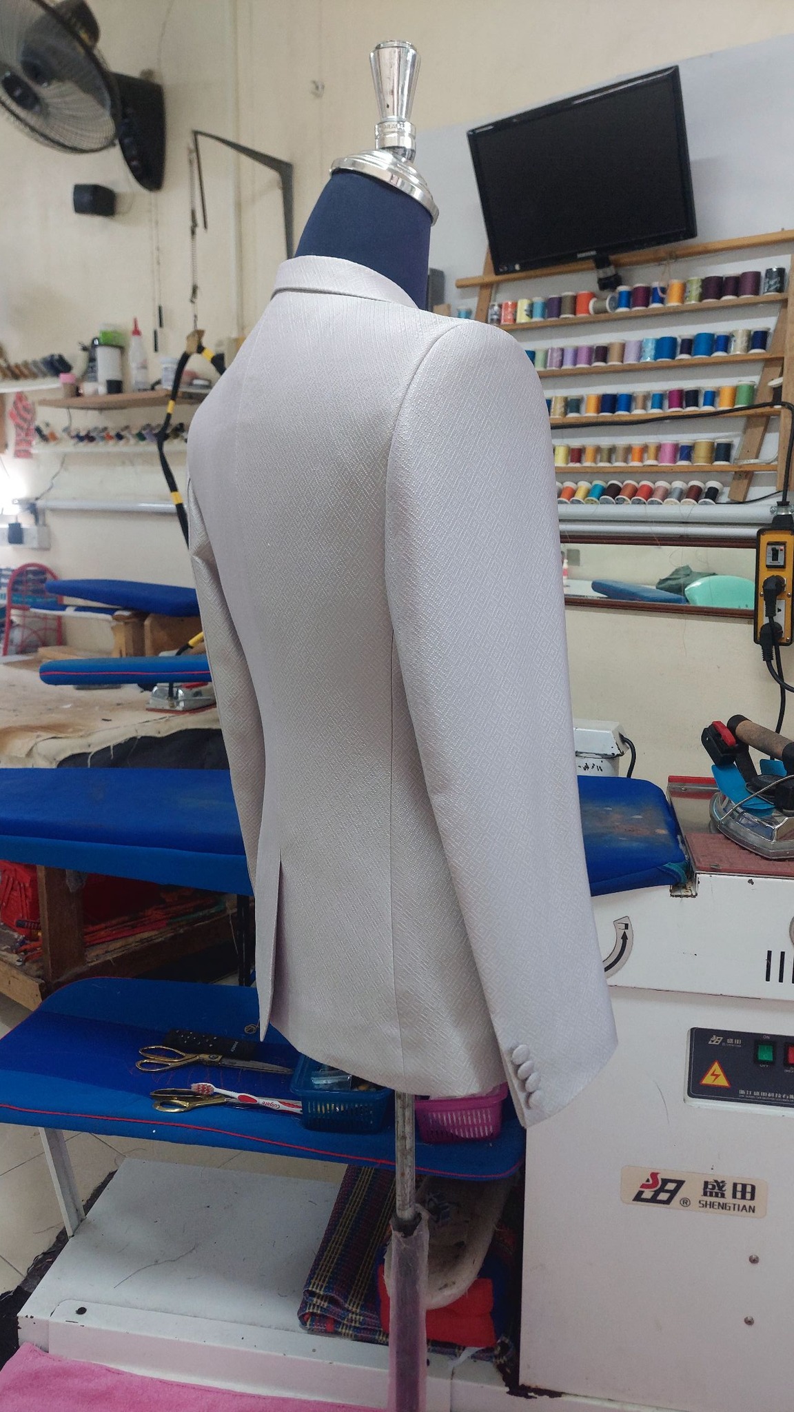 แบบตัด สูทสากลผ้าไหม (ไม่รวมผ้า) chobmai x ARW รหัส CUT-ARW-08306712