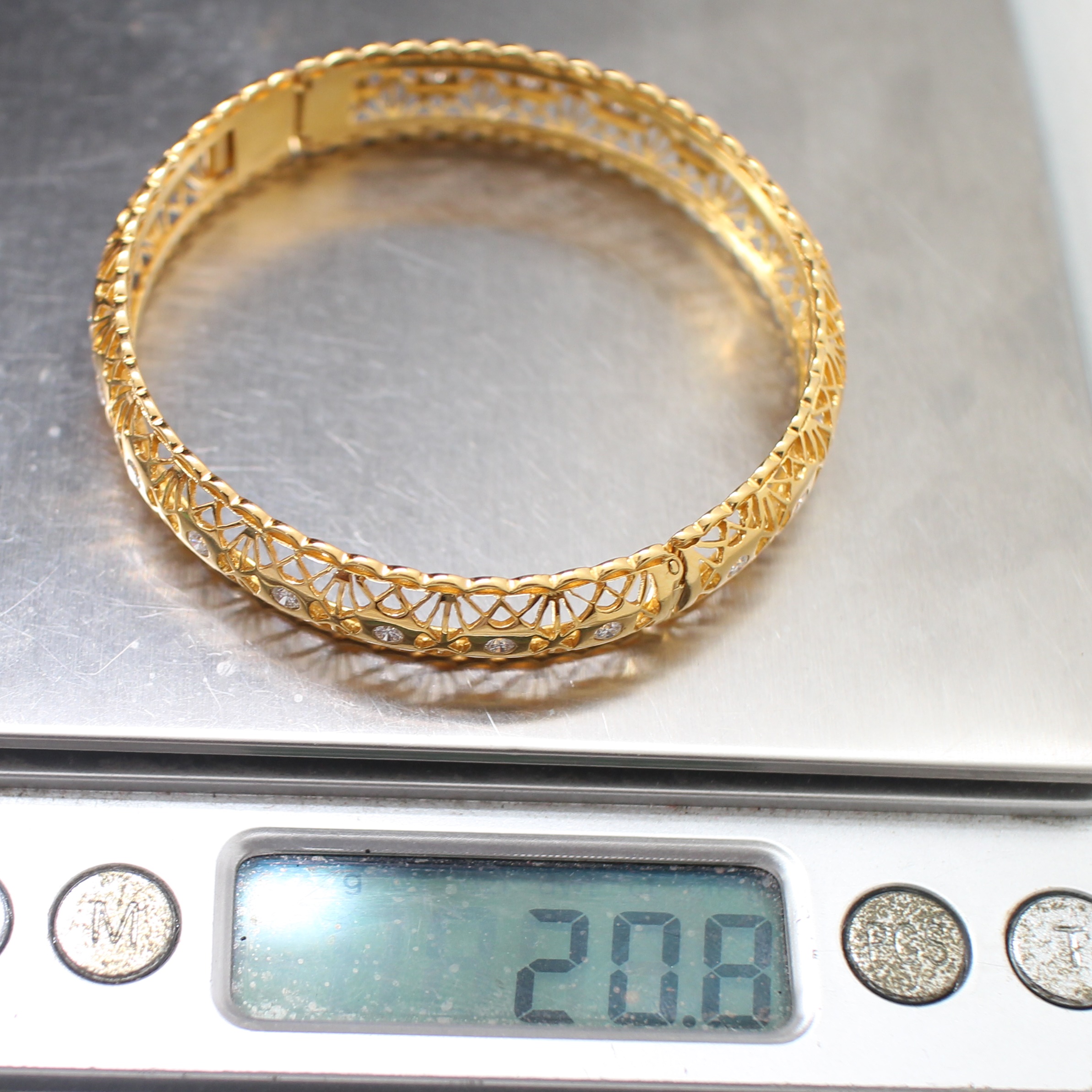 BL25126 กำไลเพชรฉลุลาย เพชรแท้ 22 เม็ด 1.10 กะรัต ทองแท้ 90% นน.รวม 20.8 กรัม เส้นผ่านศูนย์กลาง 5.3 ซม.