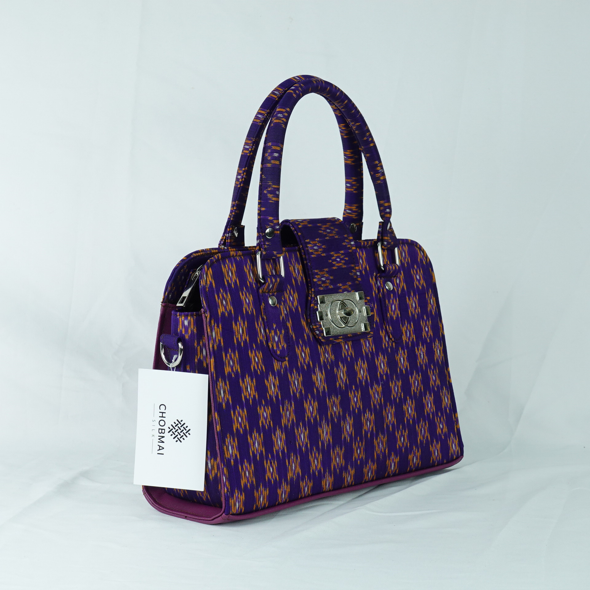 กระเป๋าถือผ้าไหม ทรงสี่เหลี่ยม ขนาด 10.5x28x20ซม. ความสูงหูจับ 34 ซม. ลายเต่าน้อย สีม่วง รหัส GLA-TT-06036811