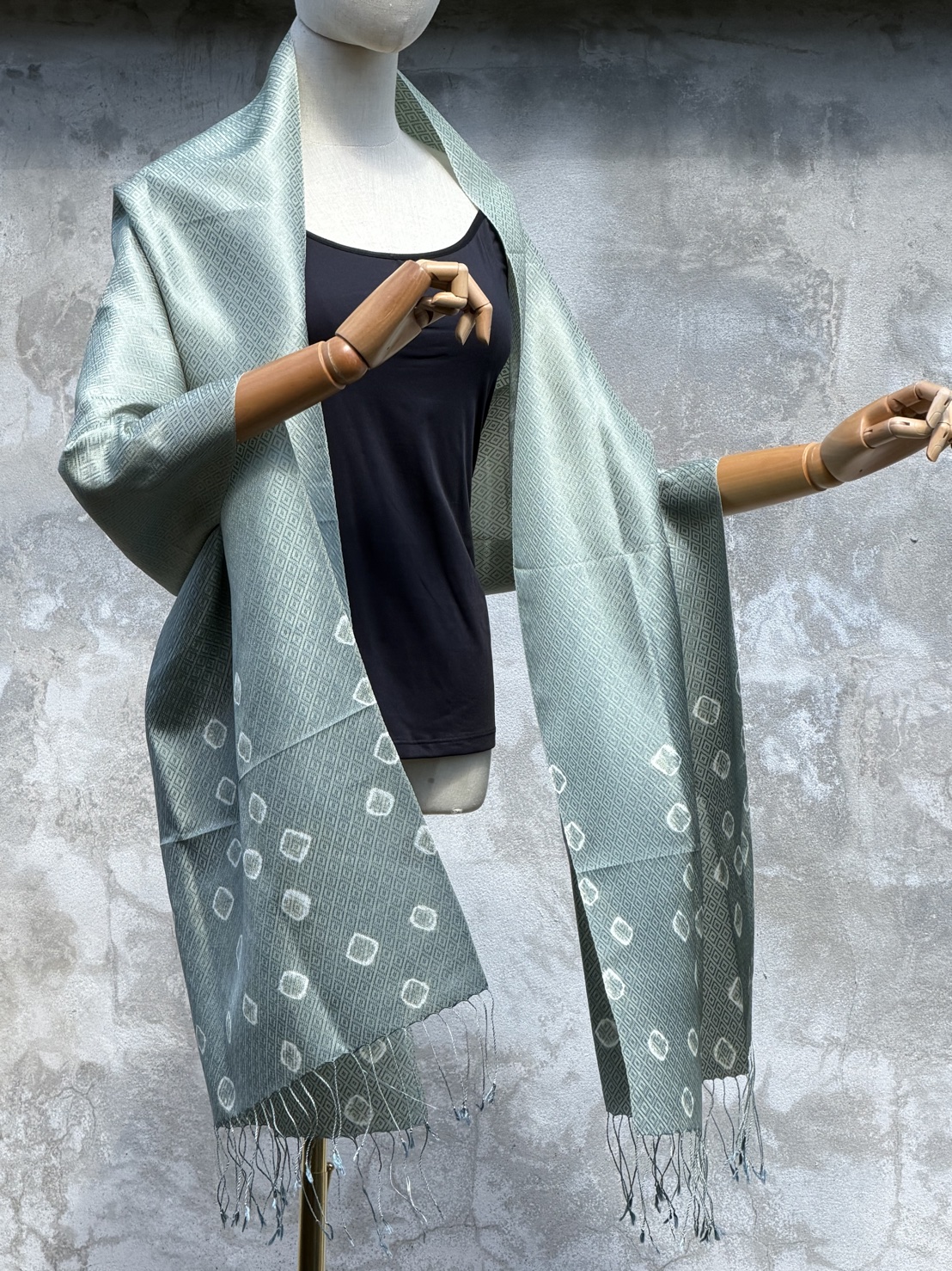 ผ้าคลุมไหล่ไหม ยกดอก มัดย้อม ไล่เฉดสี ขนาด 65x200ซม. สีเขียวไข่กา รหัส ZYE-TT1206681