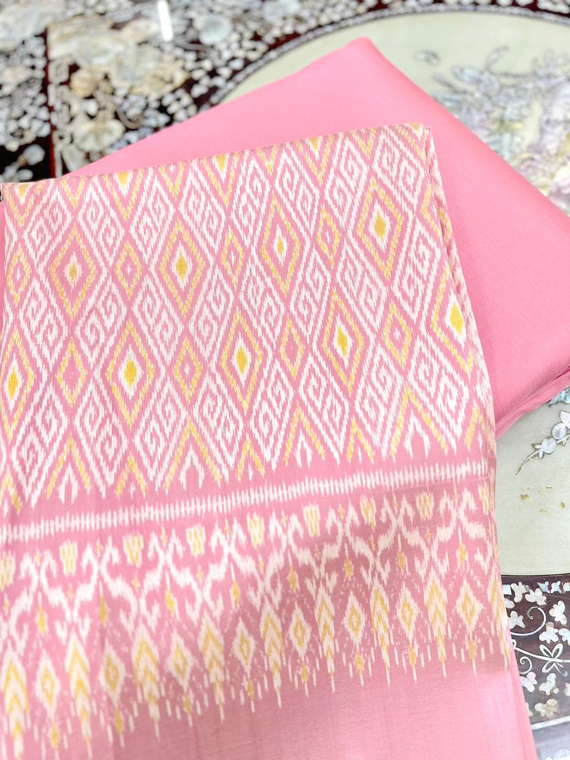 (ผ้าชุด)ไหมมัดหมี่ สองตะกอ ไหมแท้ (ผ้าลาย2หลา+สีพื้น2หลา) สีชมพู รหัส M2B-ST-032068