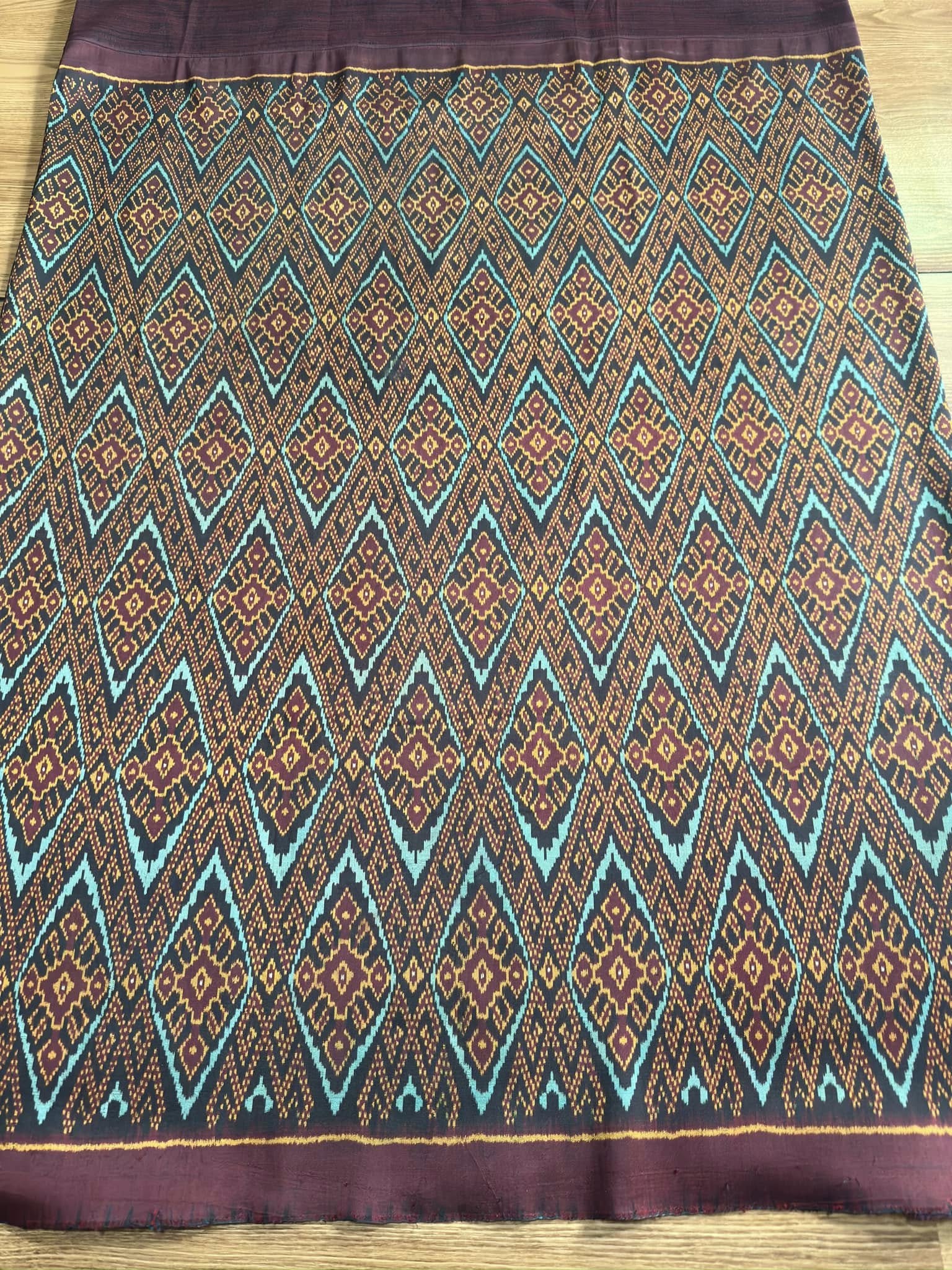 ซิ่น พระตะบอง ผ้าจามทอสามตะกอ ขนาด 118x160ซม พื้นสีน้ำตาล รหัส N9-SIL-AJ17