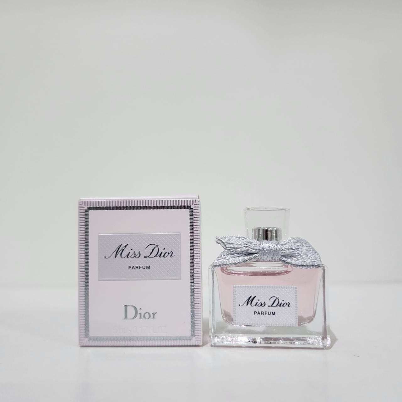 น้ำหอมจิ๋วมินิ Dior Miss Dior Parfum 5ml น้ำหอมจิ๋วมินิ New 2024 !แบบแต้มมีกล่อง ( Mini Perfume น้ำหอมขนาดพกพา) น้ำหอมจิ๋วมินิ ขวดน่ารัก ตั้งโชว์ก็สวย พกพาก็สะดวก หัวแต้มตามจุดชีพจร