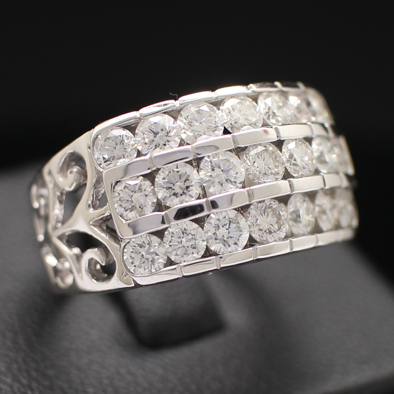 RG250158 แหวนเพชรแถวสามแถว เพชรแท้ 21 เม็ด 2.10 กะรัต ทองแท้ 18k นน.รวม 5.7 กรัม ขนาดแหวน 53