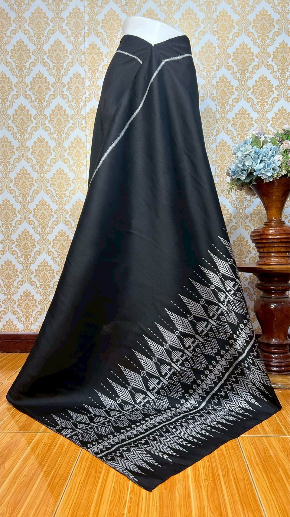 ซิ่น ผ้าไหมมัดหมี่ 3ตะกอ ขนาด 1x2เมตร ลายเชิงล่าง พื้นสีดำ รหัส R2Q-KN-1115686