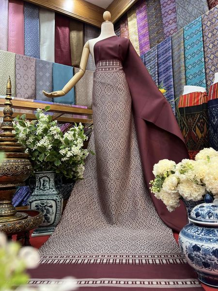 (ผ้าชุด)ไหมแพรวา ตัดชุดลายล่วงพิเศษ ขนาด 73x5เมตร (ลาย 2.3เมตร+สีพื้น 2.7เมตร) พื้นสีแดง รหัส P10-B1149
