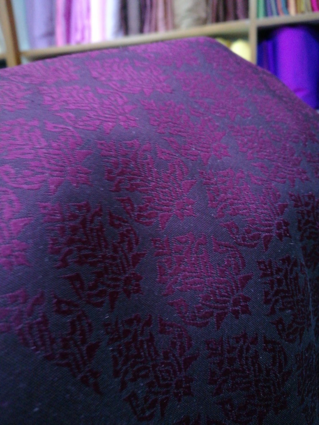 ซิ่น ผ้าไหมยกสุรินทร์ ไหมแท้ 32ตะกอ ขนาด 1x2เมตร เกาะเชิงทอง มีหน้านาง สีเปลือกมังคุด รหัส N11-NY1106651