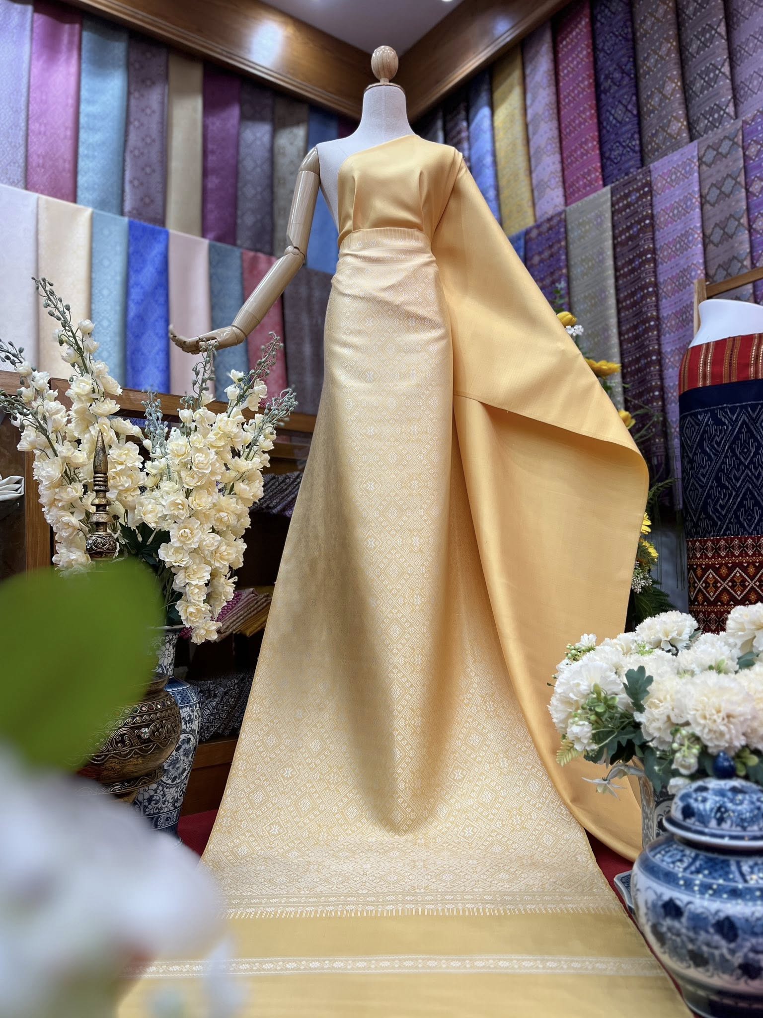 (ผ้าชุด)ไหมแพรวา ตัดชุดลายล่วง ขนาด 73x500ซม (ลาย 2.3เมตร+สีพื้น 2.7เมตร) พื้นสีเหลือง รหัส P10-BM-090568138
