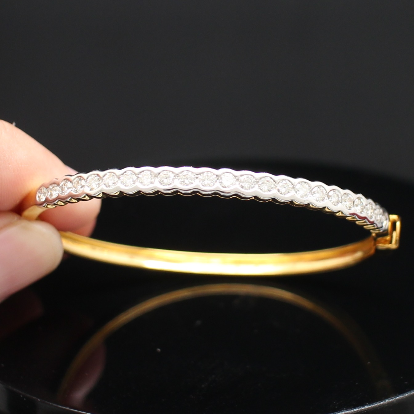 BL25119 กำไลเพชรแถวครึ่งวง เพชรแท้ 23 เม็ด 1 กะรัต ทองแท้ 90% นน.รวม 13.6 กรัม เส้นผ่านศูนย์กลาง 5.1 ซม.