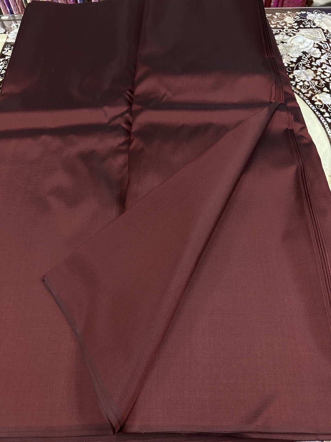 ผ้าไหมสีพื้น เนื้อเรียบ ไหมแท้ 2เส้น สีแดงเข้ม (ราคาต่อหลา) รหัส C-10055