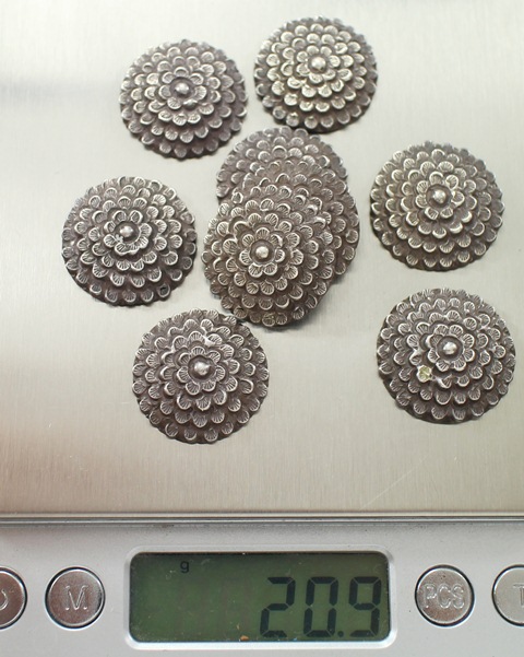 SI109 กระดุมเงินแท้งานเก่า ๙ เม็ด นน. 20.9 กรัม