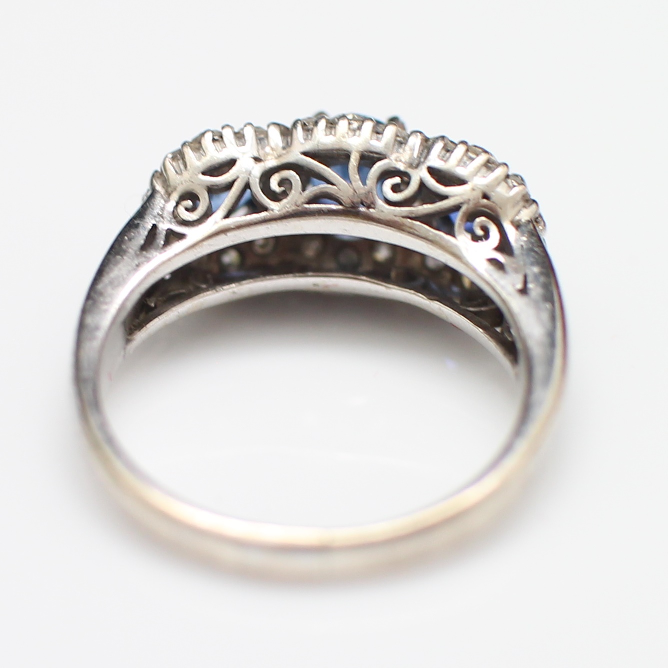 RG250186 แหวนไพลินแถวล้อมเพชร เพชรแท้ 0.28 กะรัต ตัวเรือนปาหะ นน.รวม 3.2 กรัม ขนาดแหวน 49