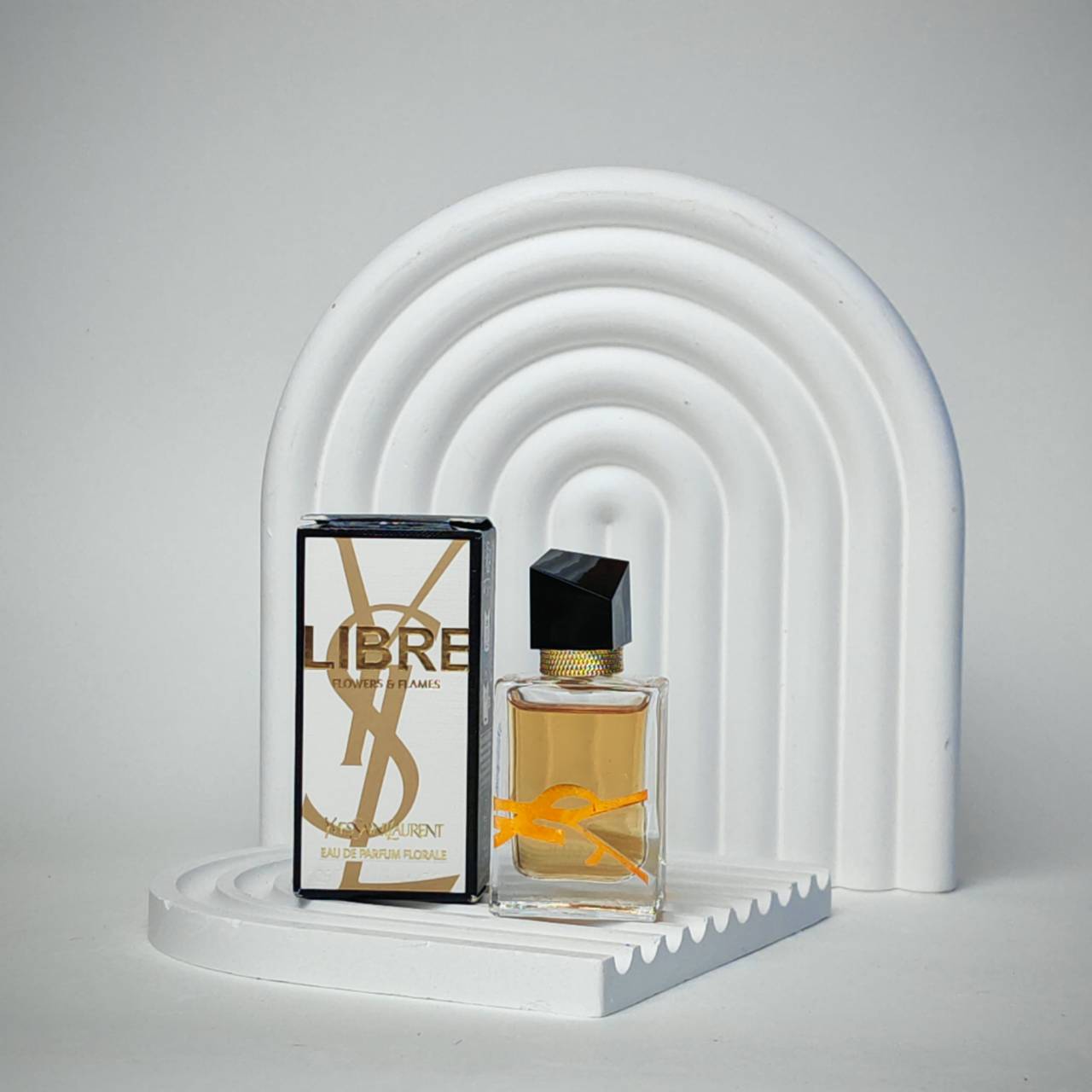น้ำหอมจิ๋วมินิ YSL Libre Flowers & Flames EDP 7.5mlแบบแต้มมีกล่อง ( Mini Perfume น้ำหอมขนาดพกพา) น้ำหอมจิ๋วมินิ ขวดน่ารัก ตั้งโชว์ก็สวย พกพาก็สะดวก หัวแต้มตามจุดชีพจร