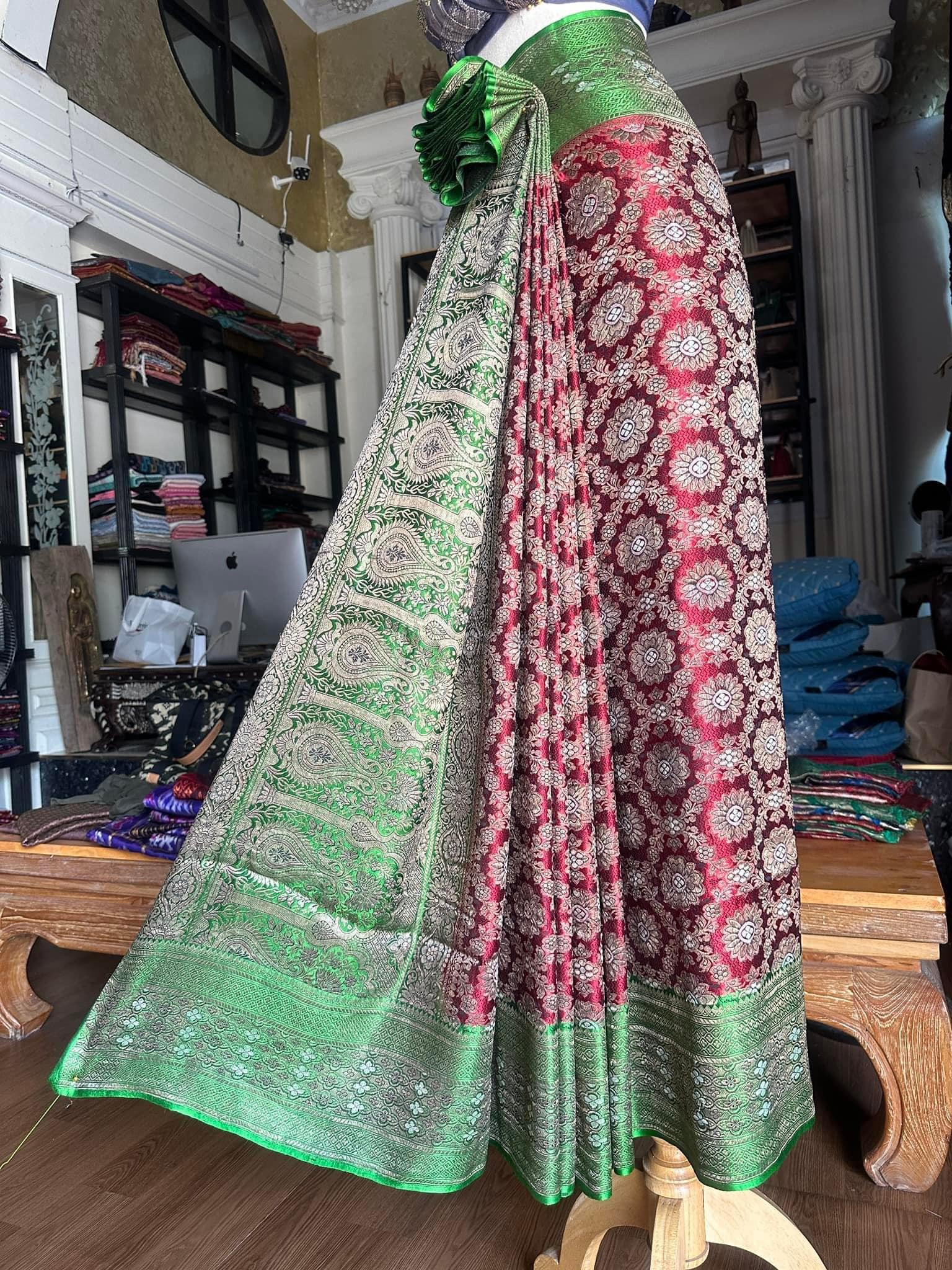 ซิ่น ผ้าปาโตล่า เส้นยืนไหมแท้ ขนาด 112x460ซม. พื้นสีแดง สีเขียว รหัส N9-SIL-GK2