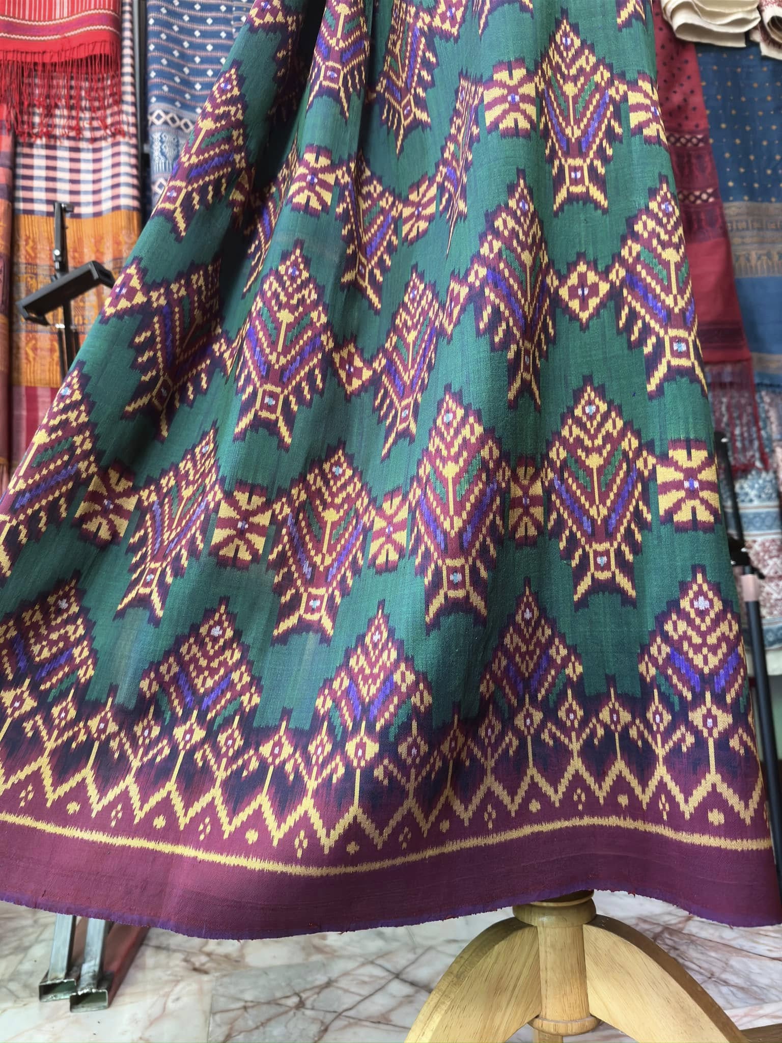 ซิ่น พระตะบอง ผ้าจามทอสามตะกอ ขนาด 116x160ซม สีแดง รหัส N9-SIL-AJ22