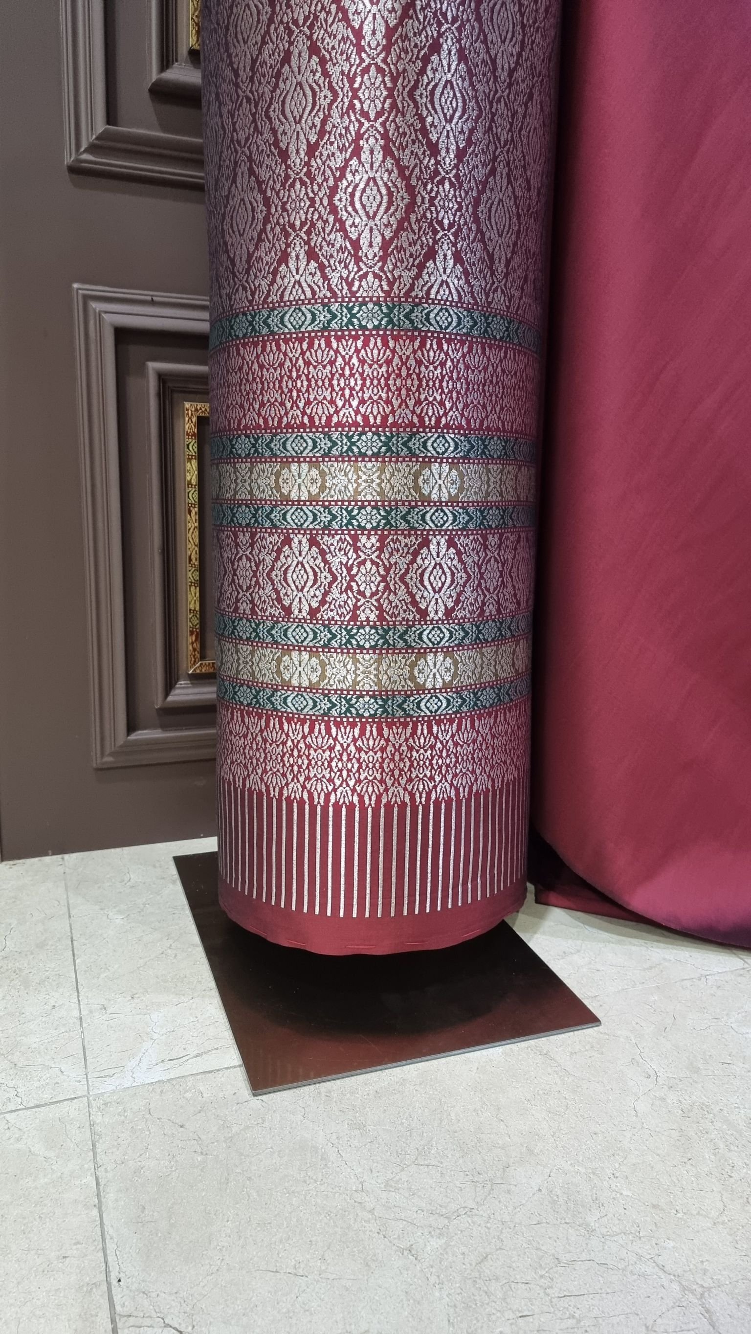 (ผ้าชุด)ผ้าไหมยกดอกลำพูน ขนาด 1.03x4.55เมตร พื้นสีแดงเลือดหมู รหัส N90-29-TR0161