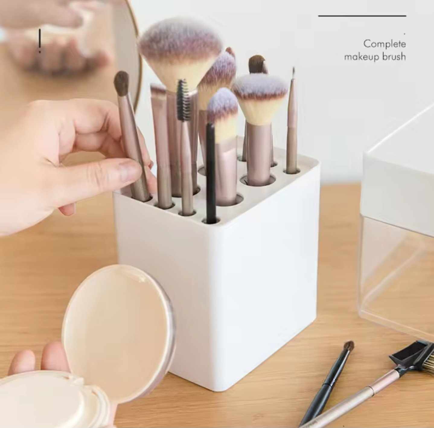 กล่องใส่แปรงแต่งหน้า ใส่พู่กัน จัดเก็บอุปกรณ์เสริมสวย มีฝาปิดกันฝุ่น 16ช่อง