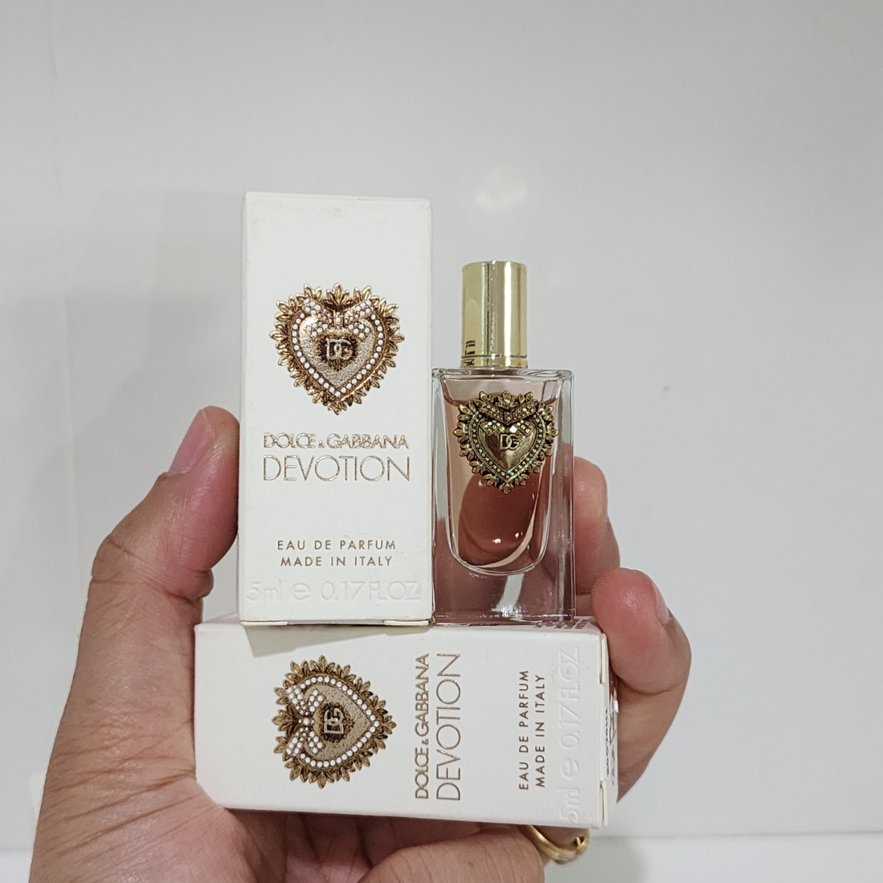 น้ำหอมจิ๋วมินิ Dolce & Gabbana Devotion EDP 5ml แบบแต้มมีกล่อง ( Mini Perfume น้ำหอมขนาดพกพา) น้ำหอมจิ๋วมินิ ขวดน่ารัก ตั้งโชว์ก็สวย พกพาก็สะดวก หัวแต้มตามจุดชีพจร