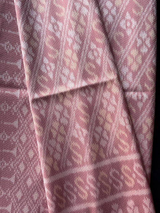 ซิ่น ผ้าไหมมัดหมี่ ทอยกดอก สีธรรมชาติ ขนาด 1x2 เมตร ลายสิริราชพัสตราภรณ์ สีชมพู รหัส PCS-NY-1122681