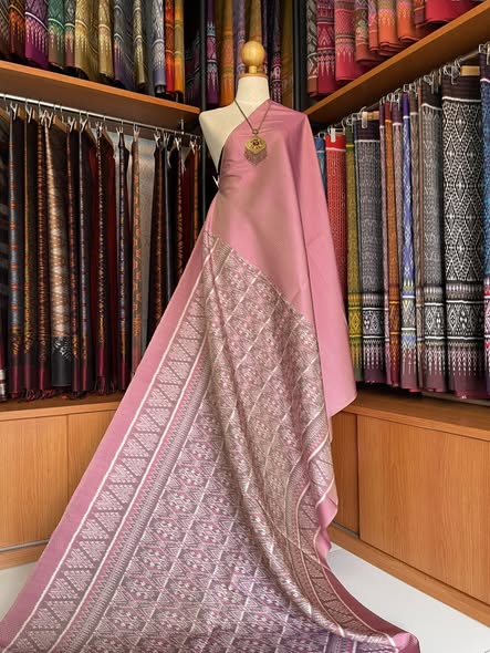 (ผ้าชุด)ผ้าไหมมัดหมี่สุรินทร์ ขนาด 1x4 เมตร (ผ้าลาย 2เมตร+สีพื้น 2เมตร) พื้นสีชมพูม่วง รหัส L8A-MD-1120682